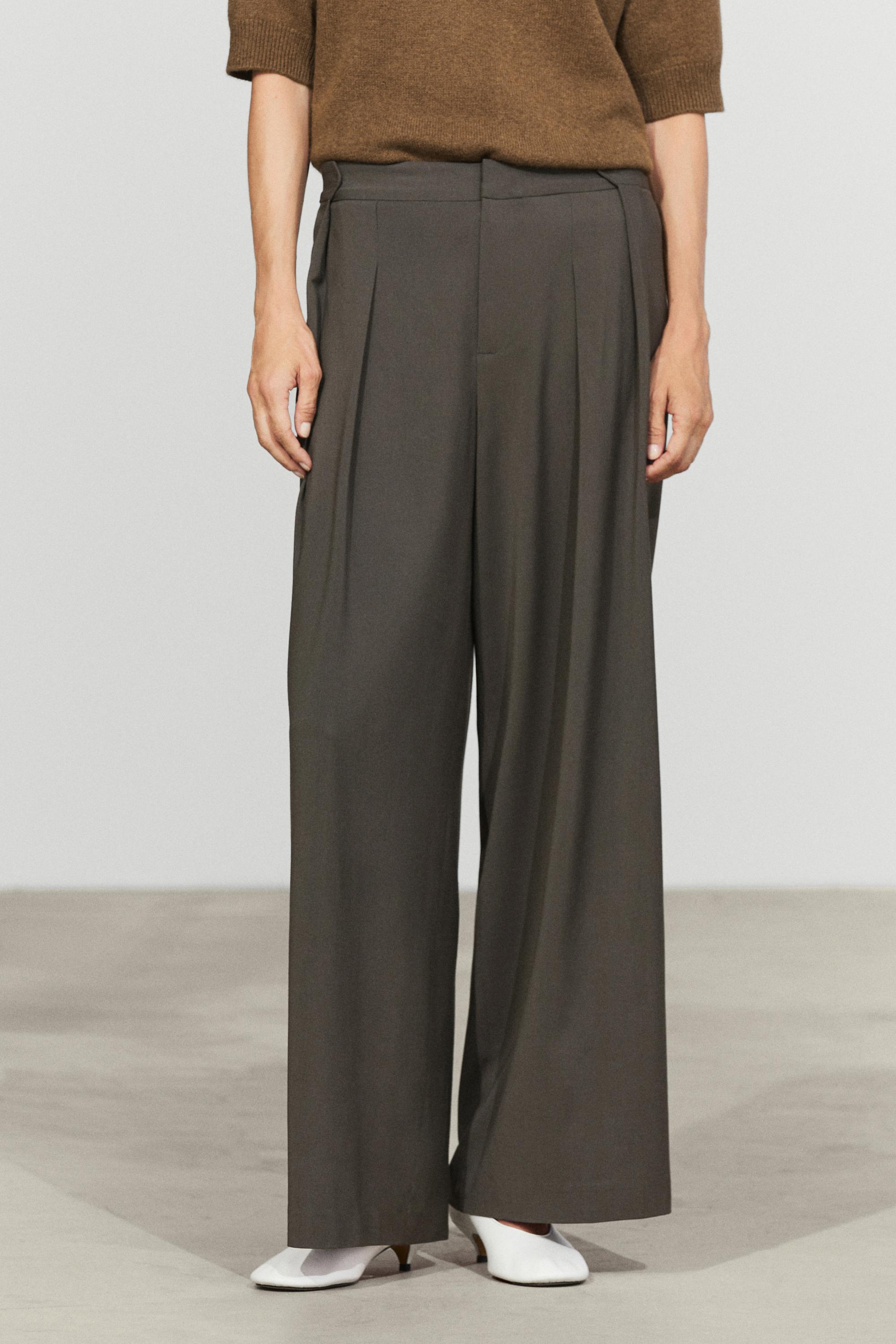 Flowing wide-leg pants with pleats