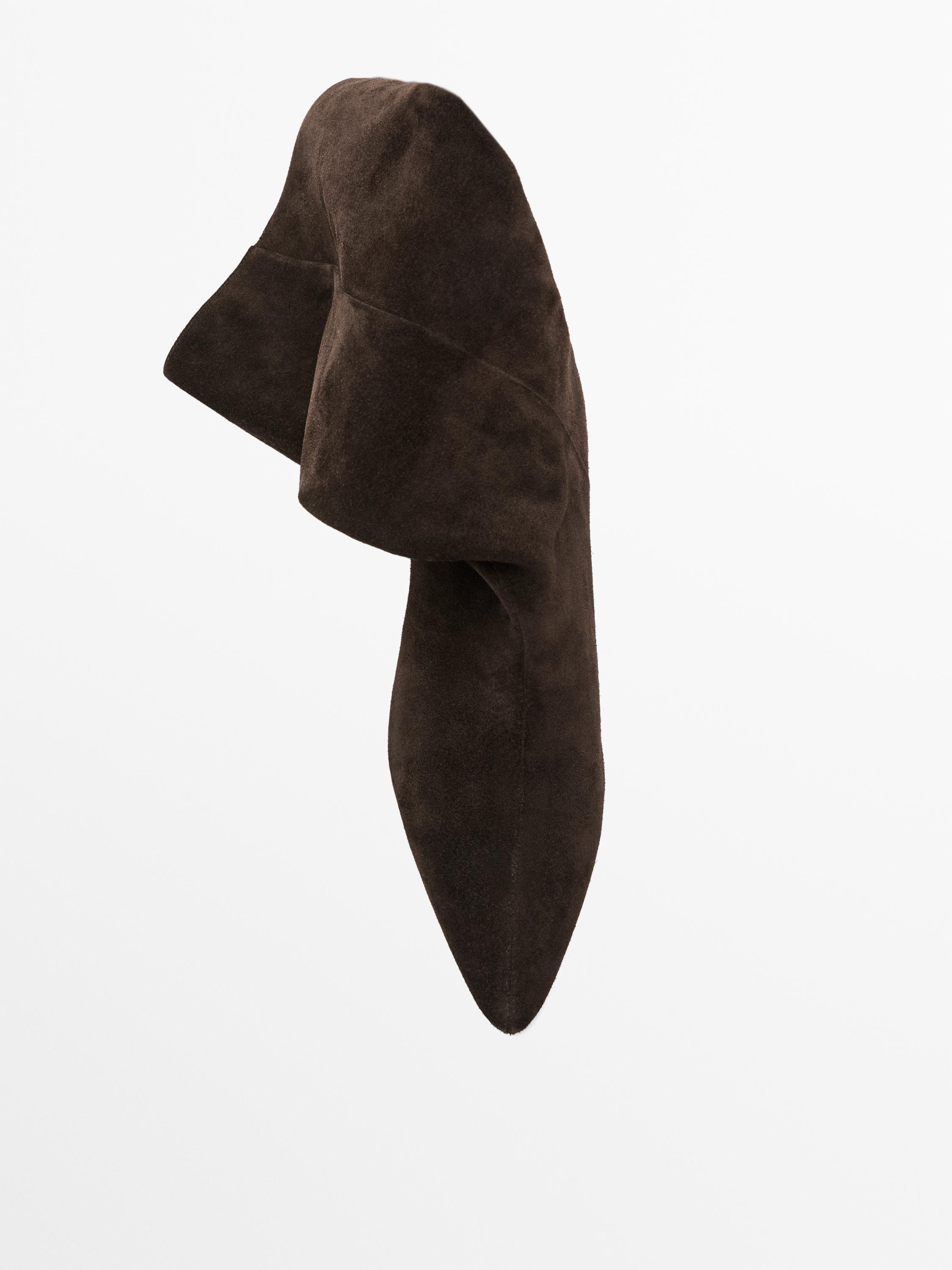 Heeled split leather boots