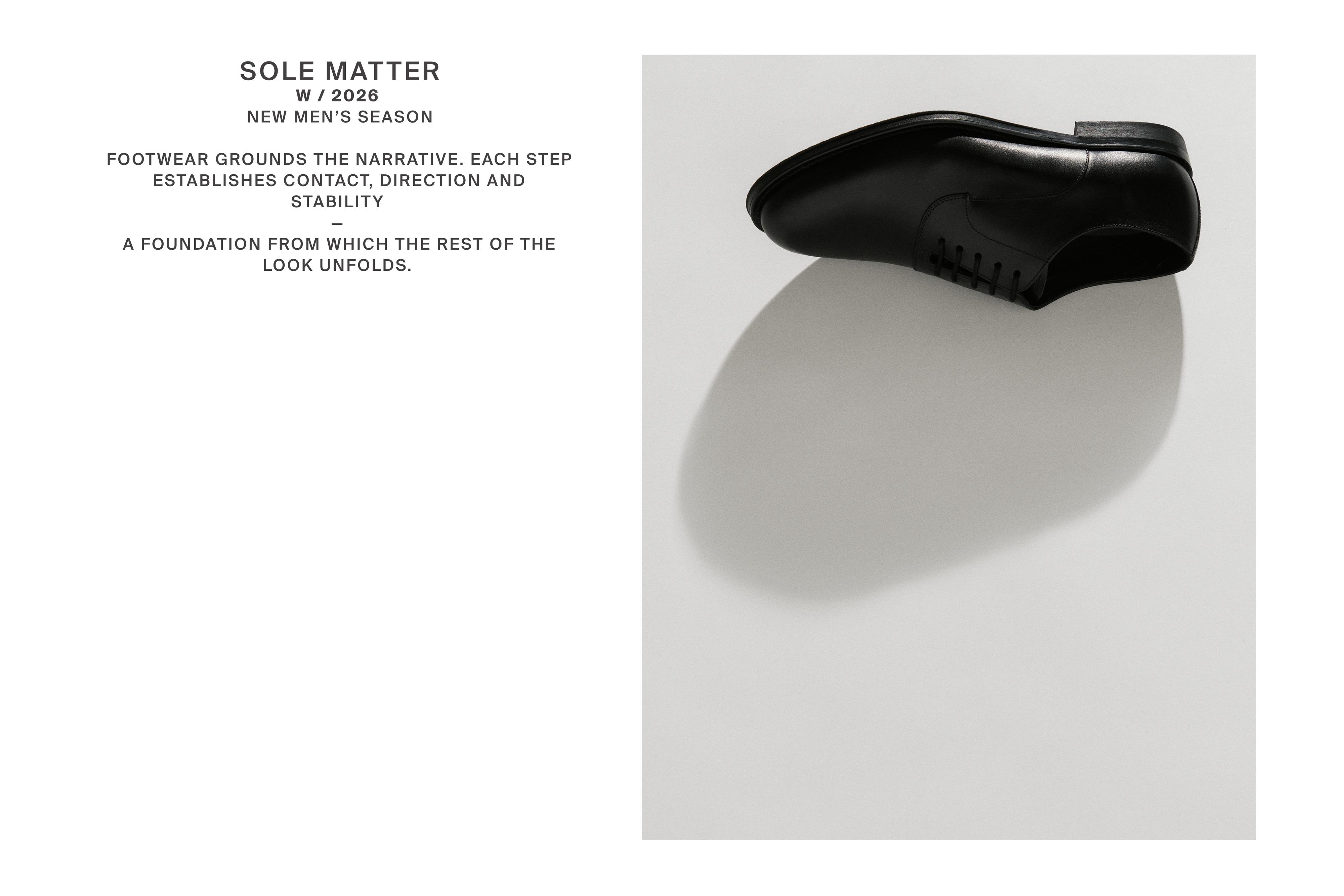 حذاء أسود رسمي برباط ومقدمة دائرية، منظر جانبي.