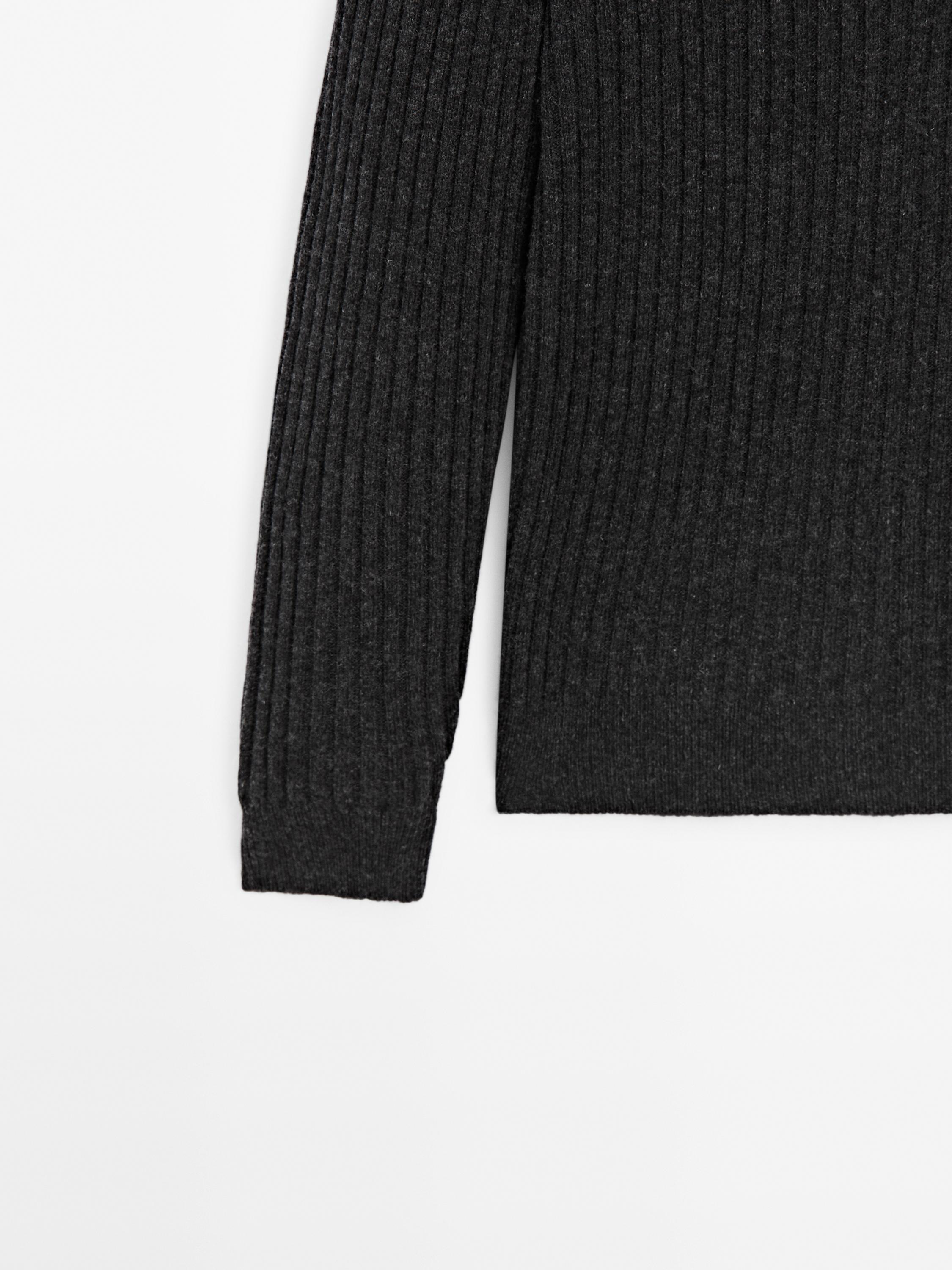 Mock neck knit sweater