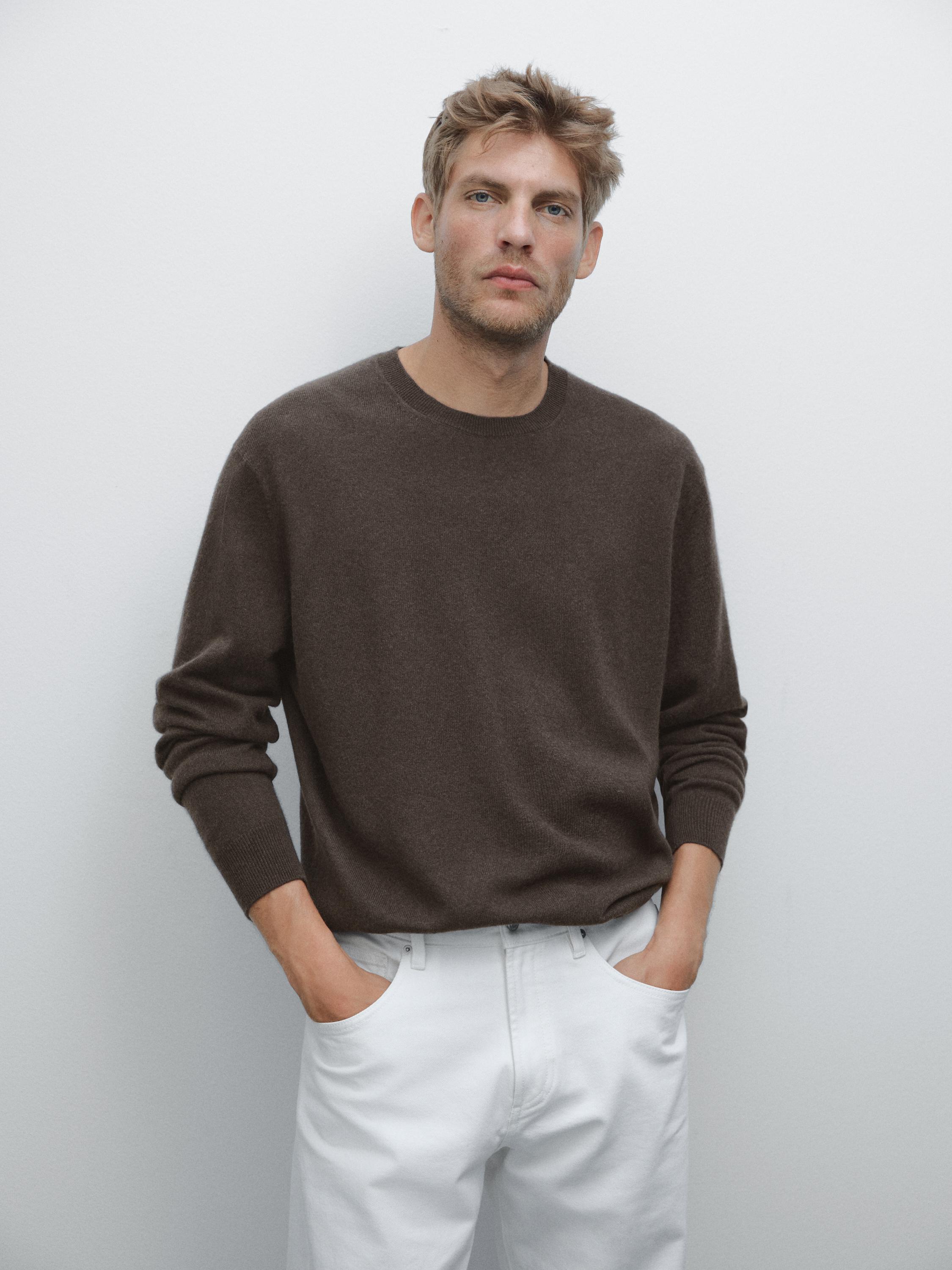 Cashmere knit sweater with a crew neck