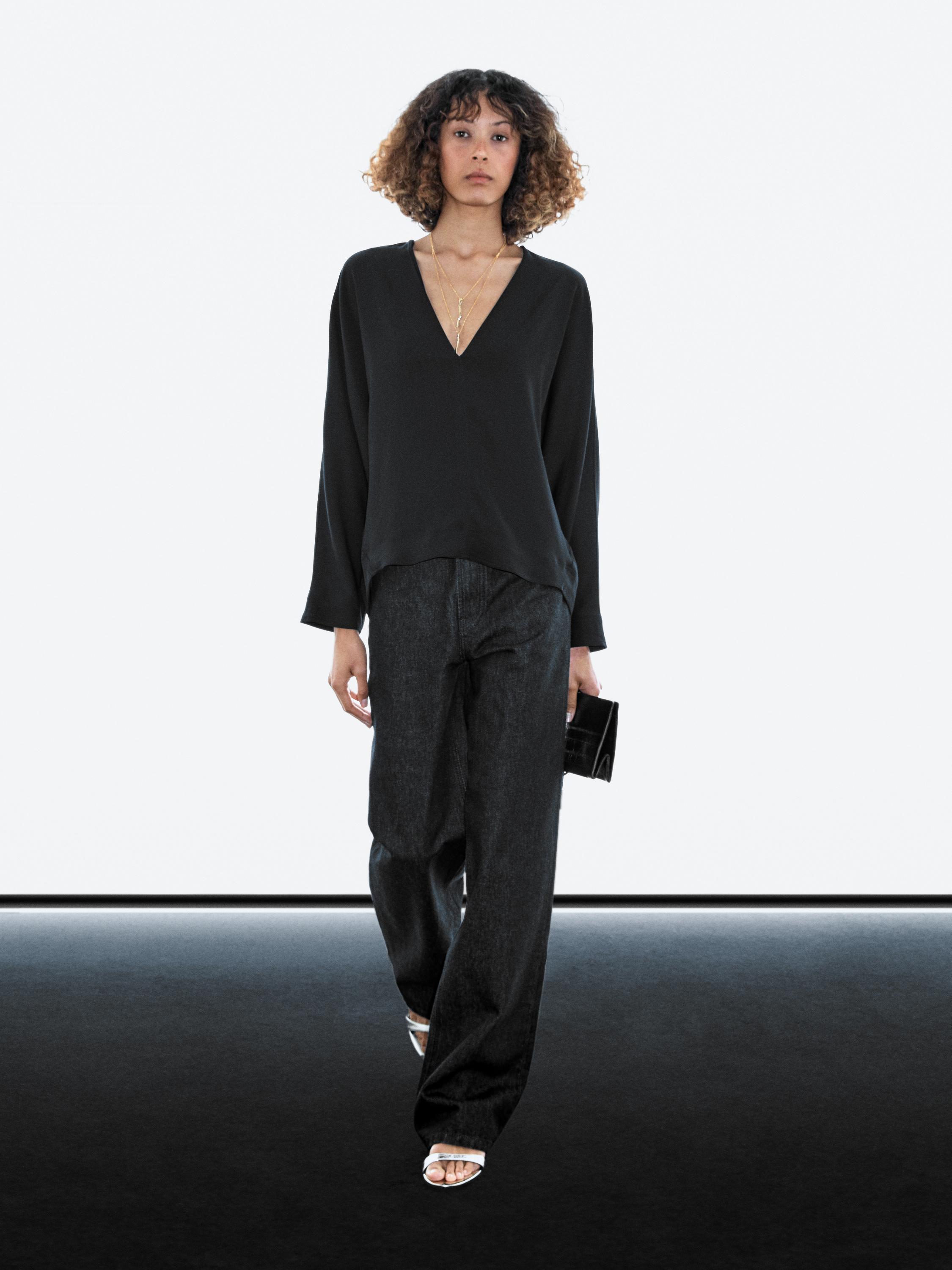 Blusa fluida com decote em bico