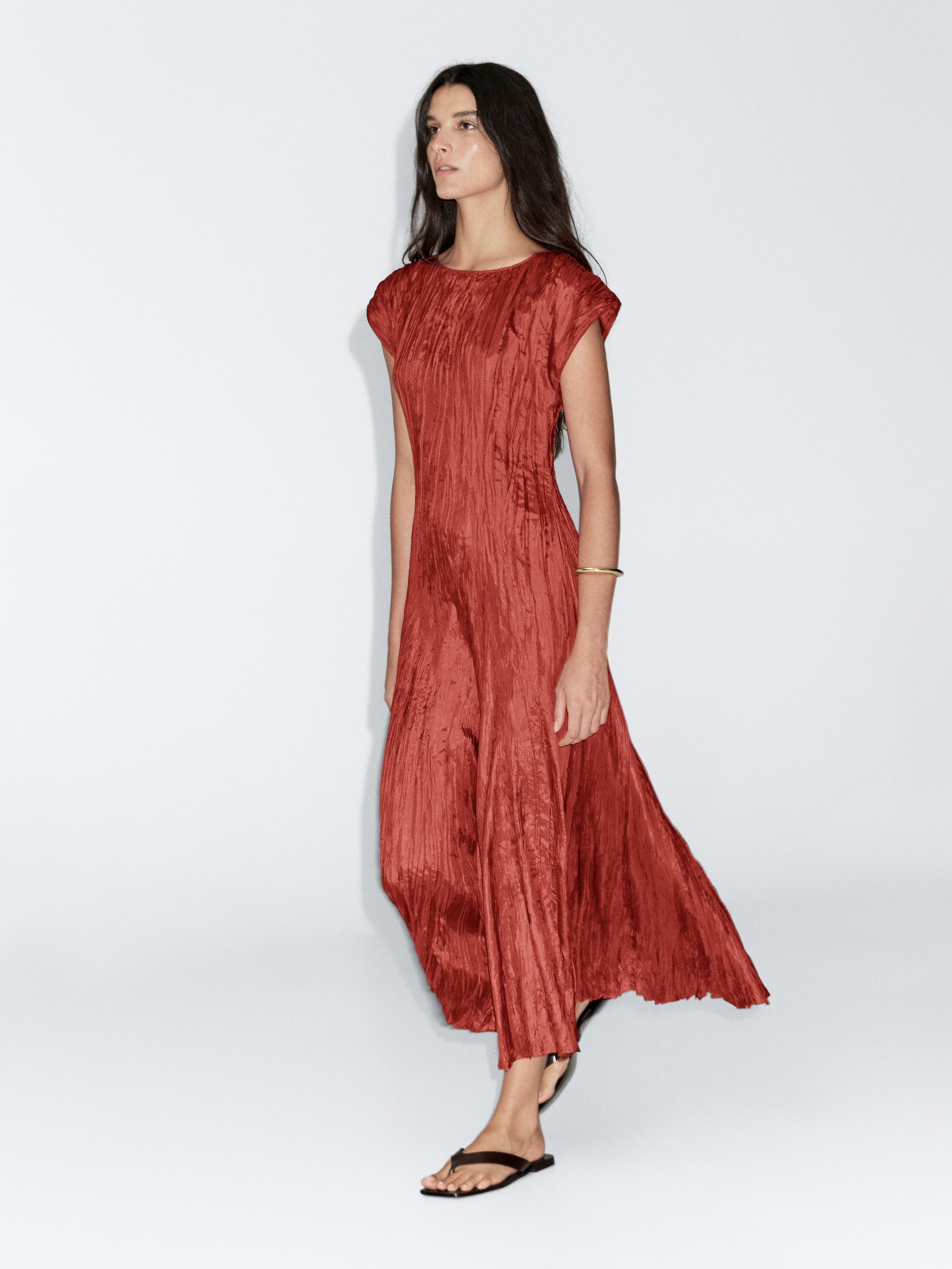 Robe longue plissée satinée