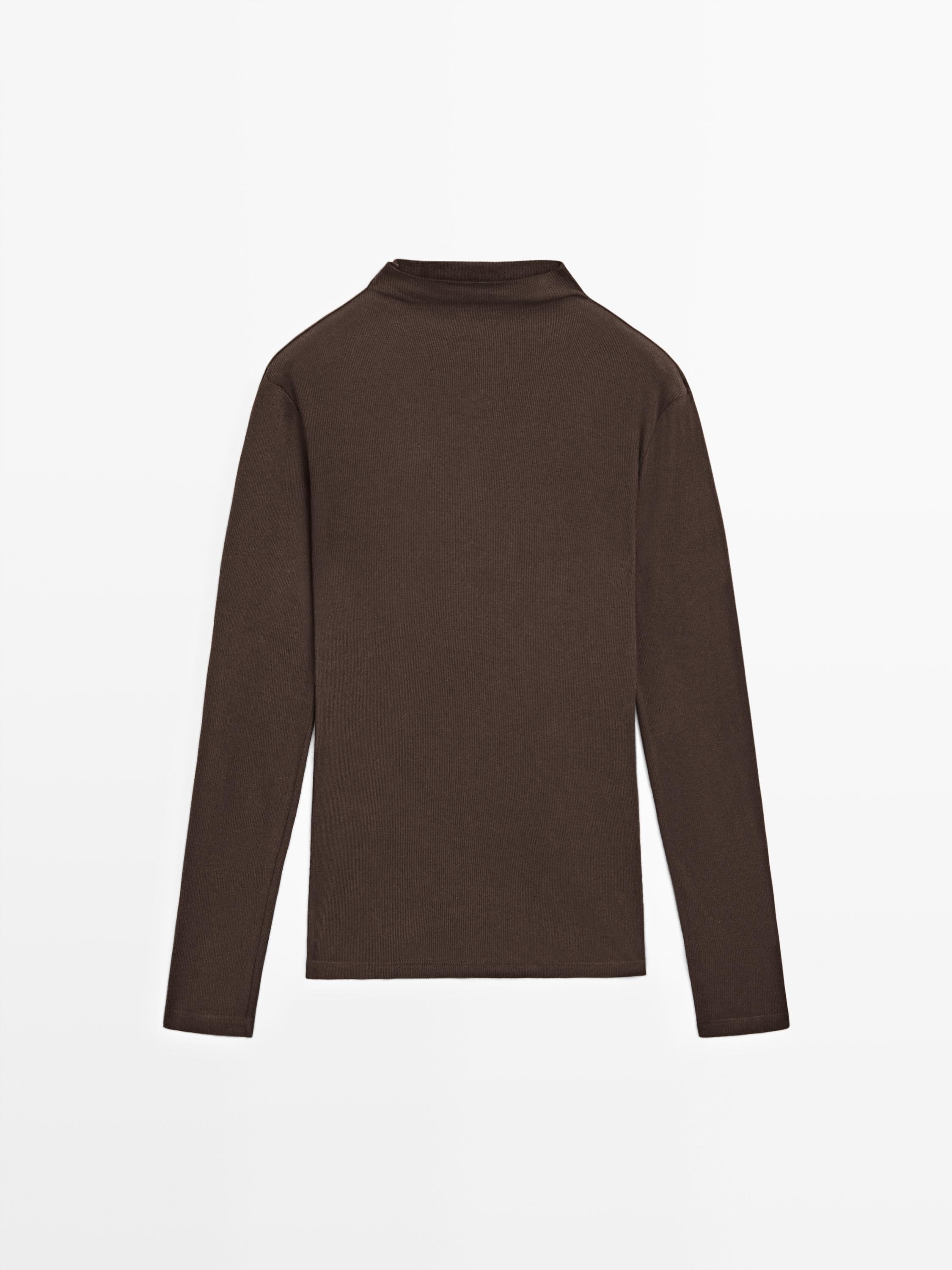 Pamje nga pas e bluzës kafe me mëngë të gjata dhe jakë të lartë.