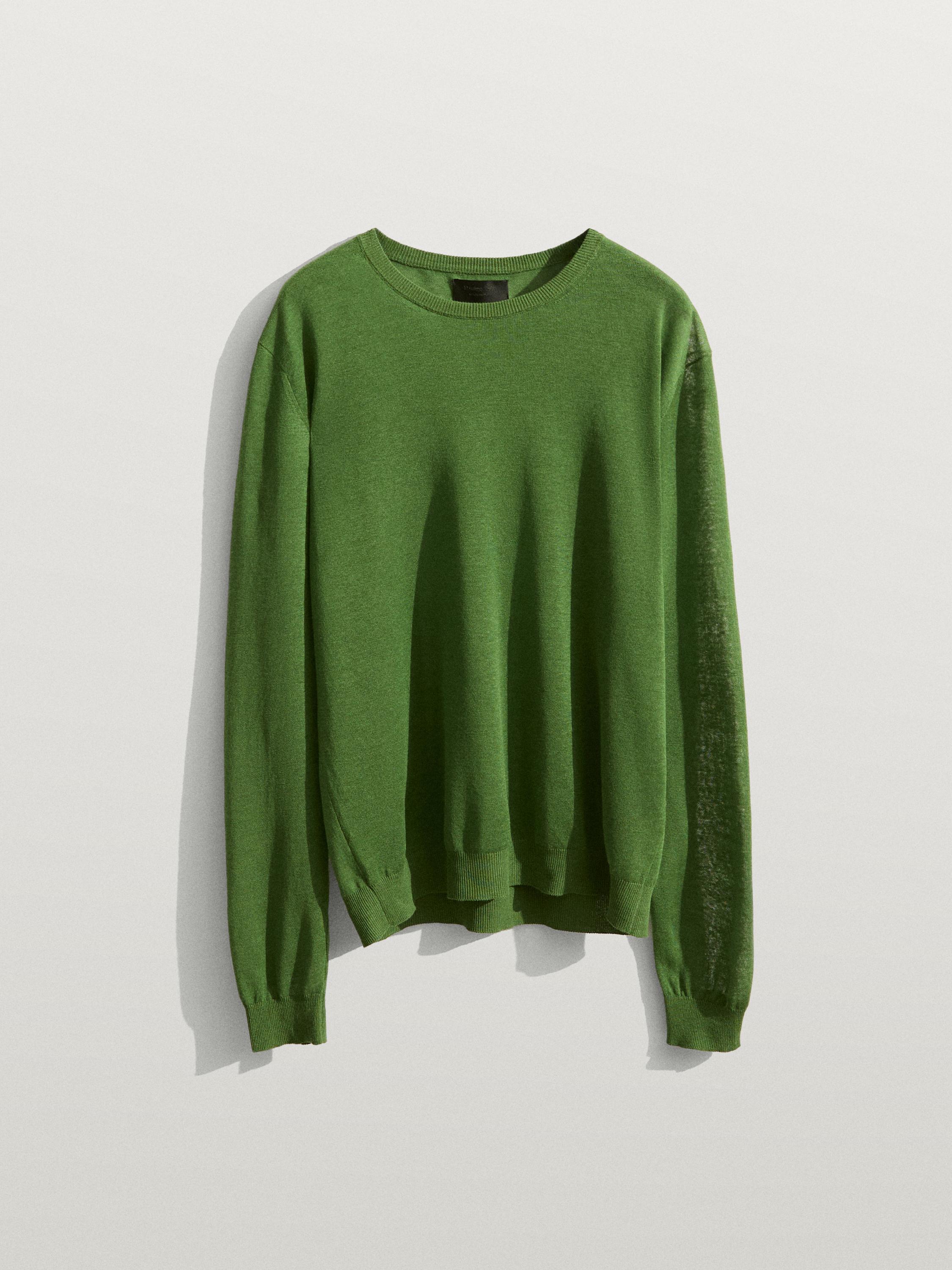 Vista frontal de jersey verde lima de punto con cuello redondo y mangas largas.