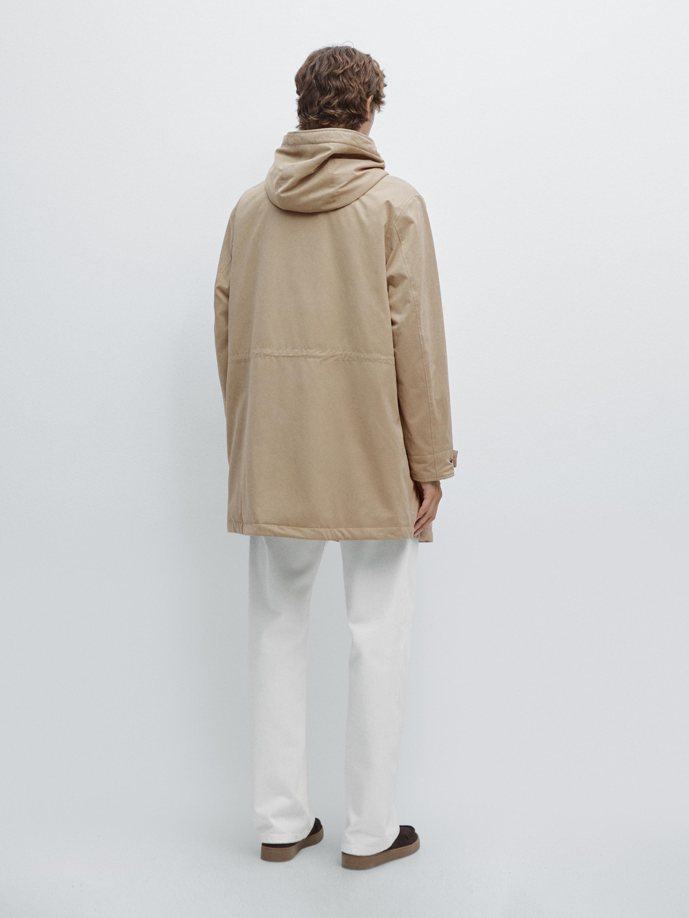 Parkasjakke laget av vannavstøtende stoff og med fersken-effekt