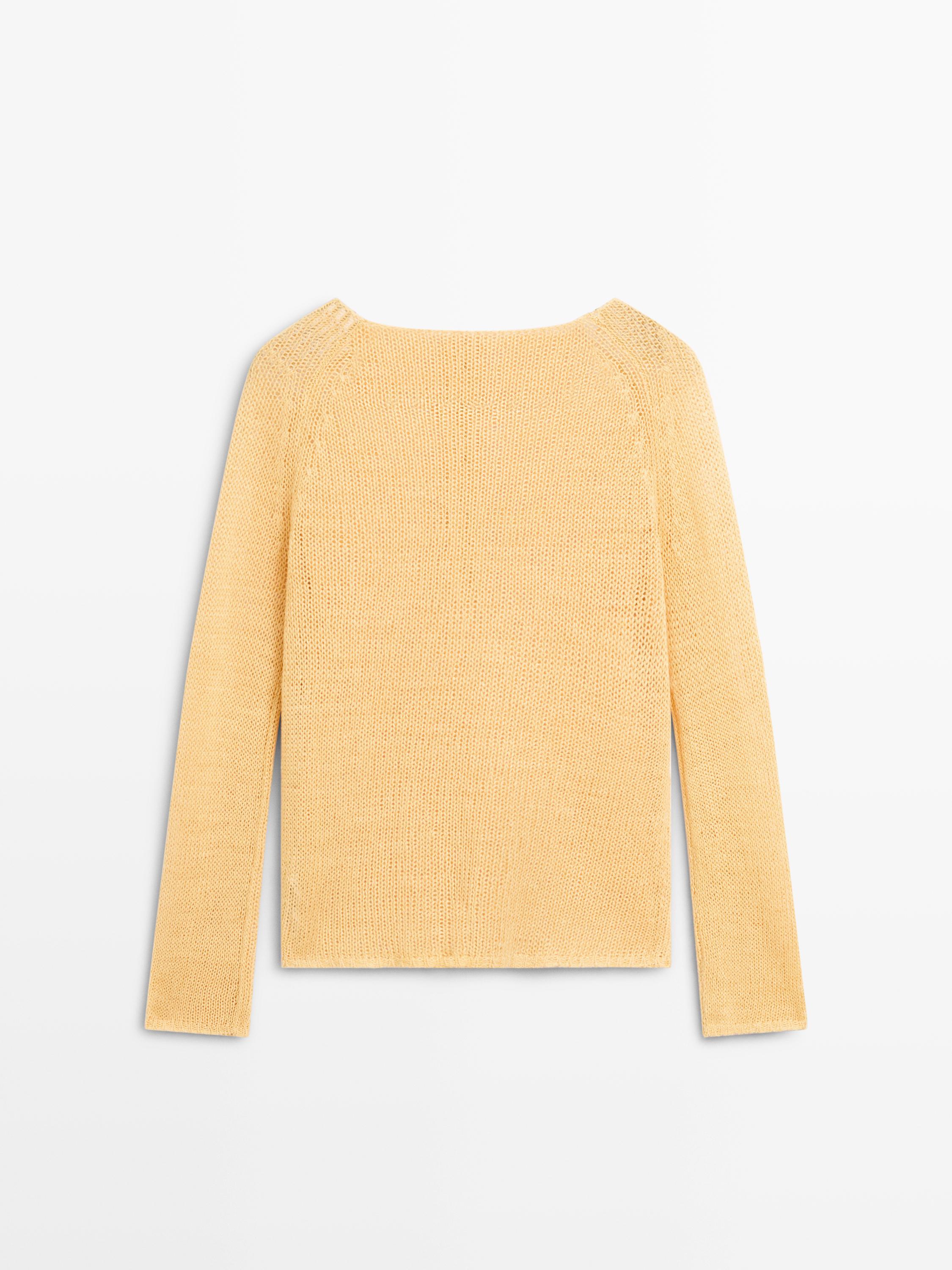 Áo len đan với chi tiết cổ áo