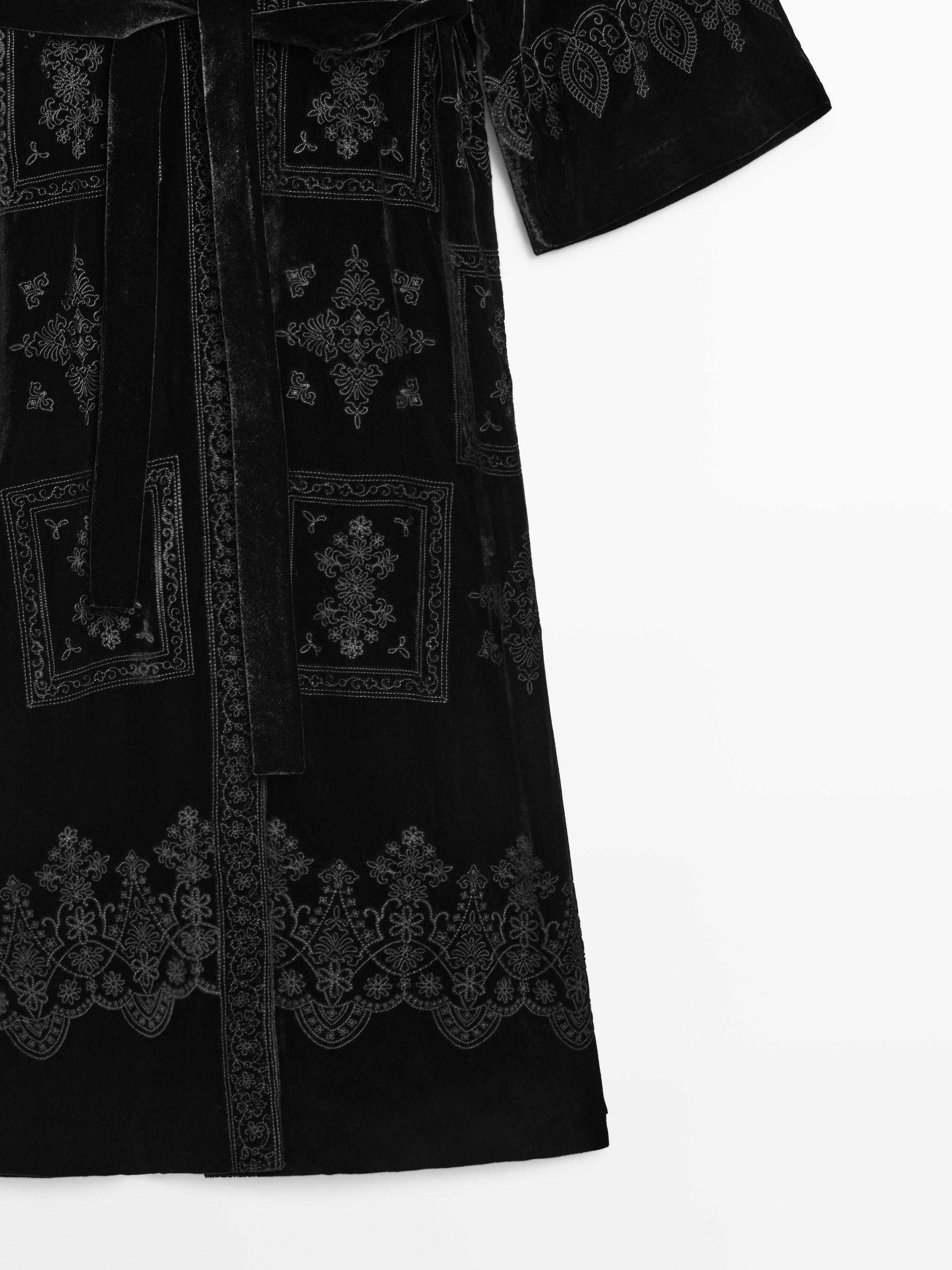 Long embroidered velvet kimono Black Blazer | Massimo Dutti Long embroidered velvet kimono Black Blazer | Massimo Dutti