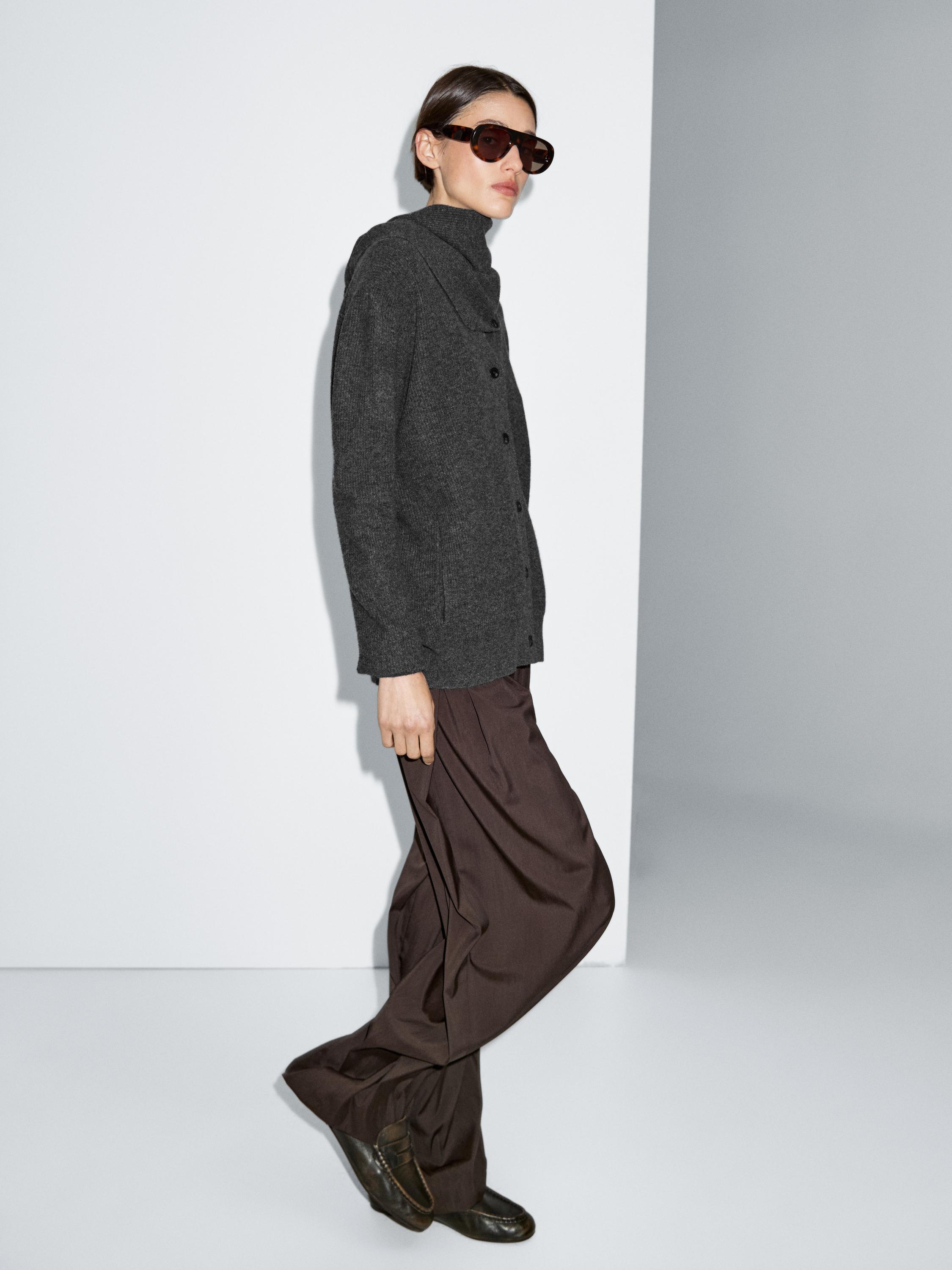 Flowing trousers with darts