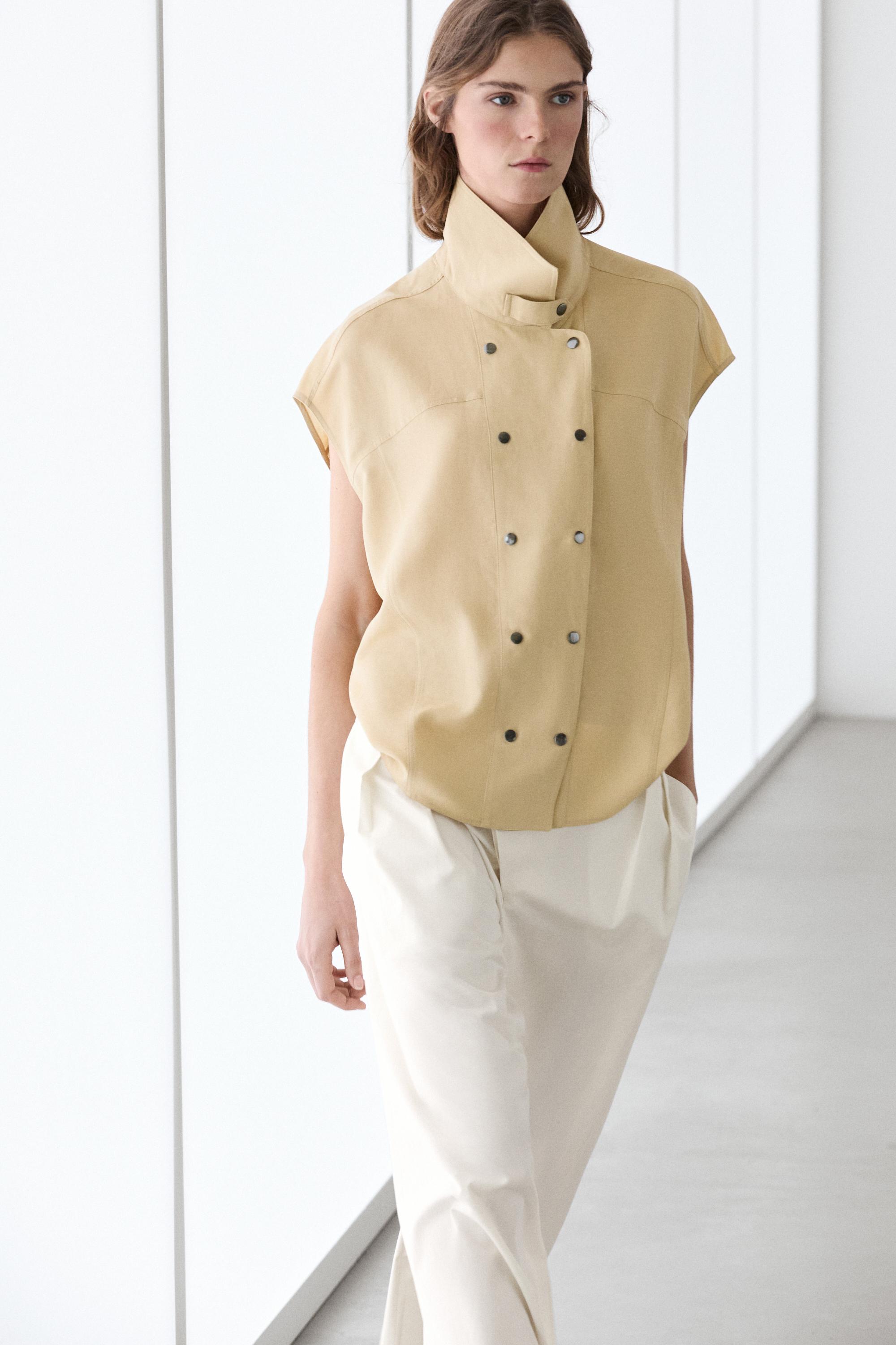 Short sleeve shirt with snap buttons