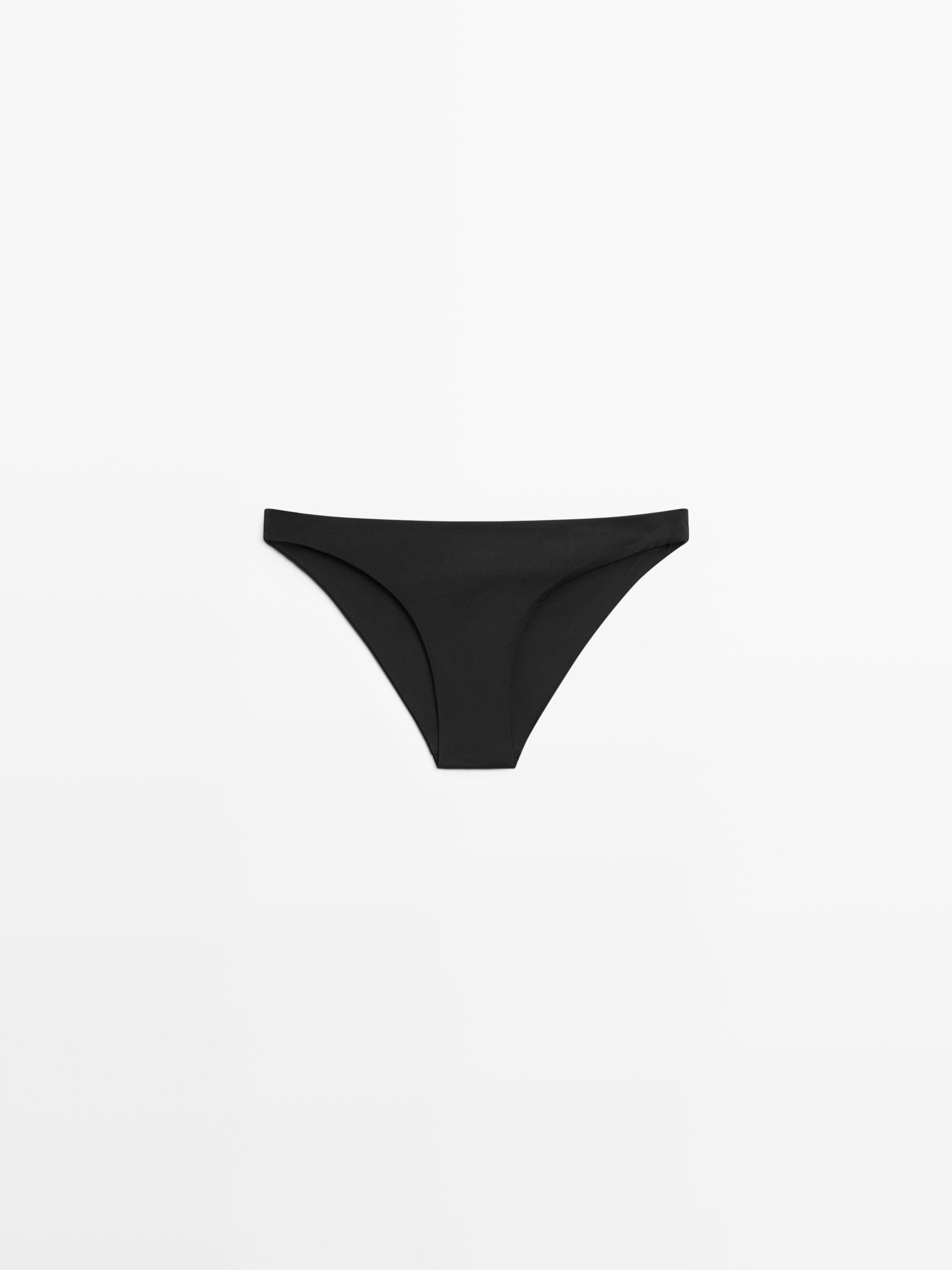Vista frontal de braguita de bikini negra con corte clásico y cintura baja.