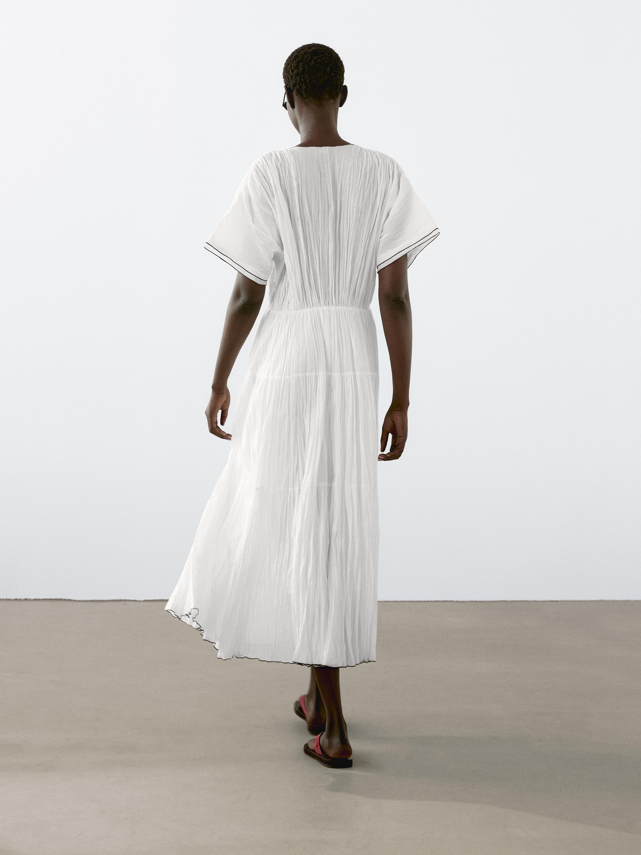 Robe longue plissée contrastante