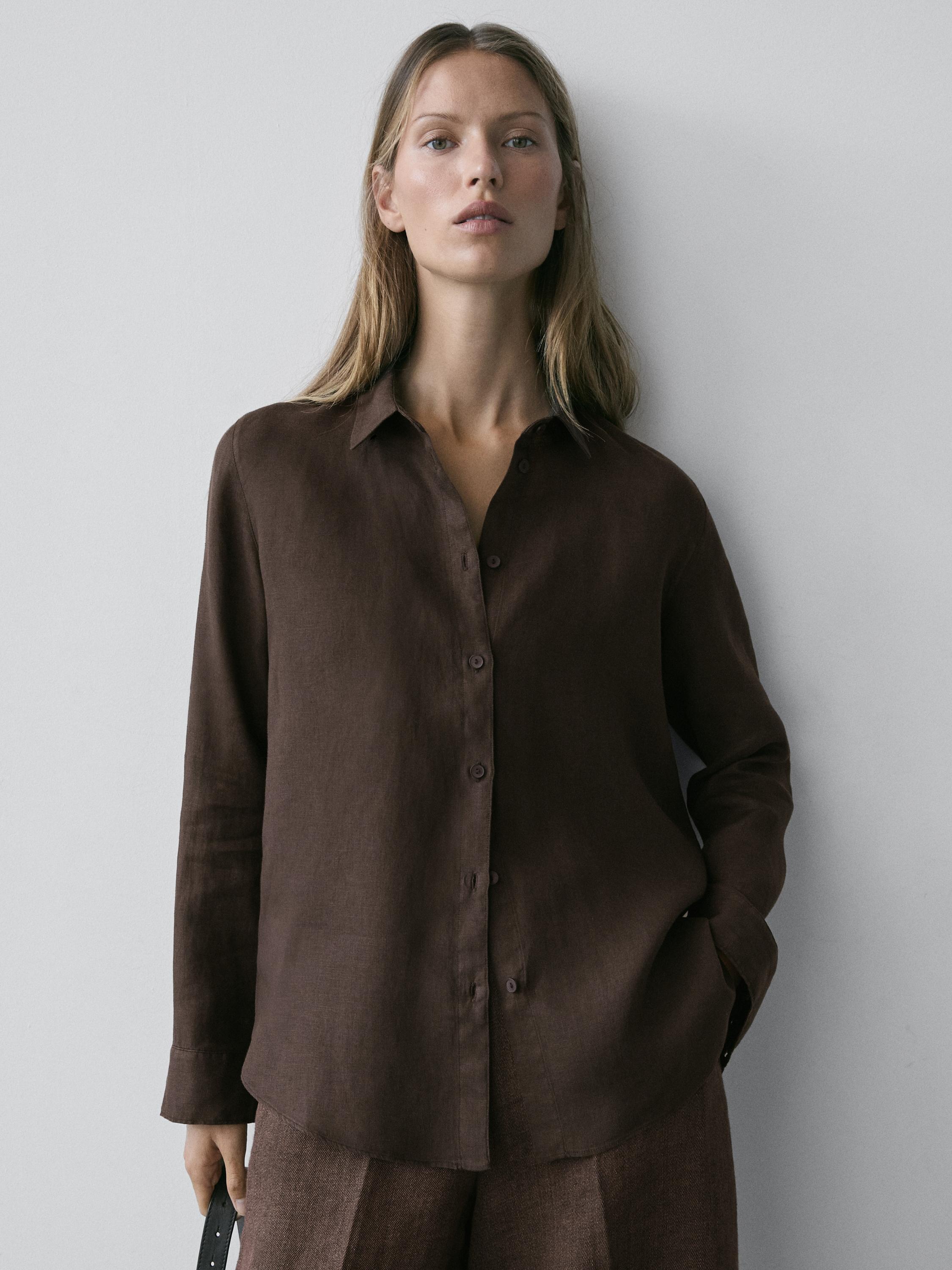 Conjunto de camisa marrón de manga larga con botonadura frontal y pantalones a juego.