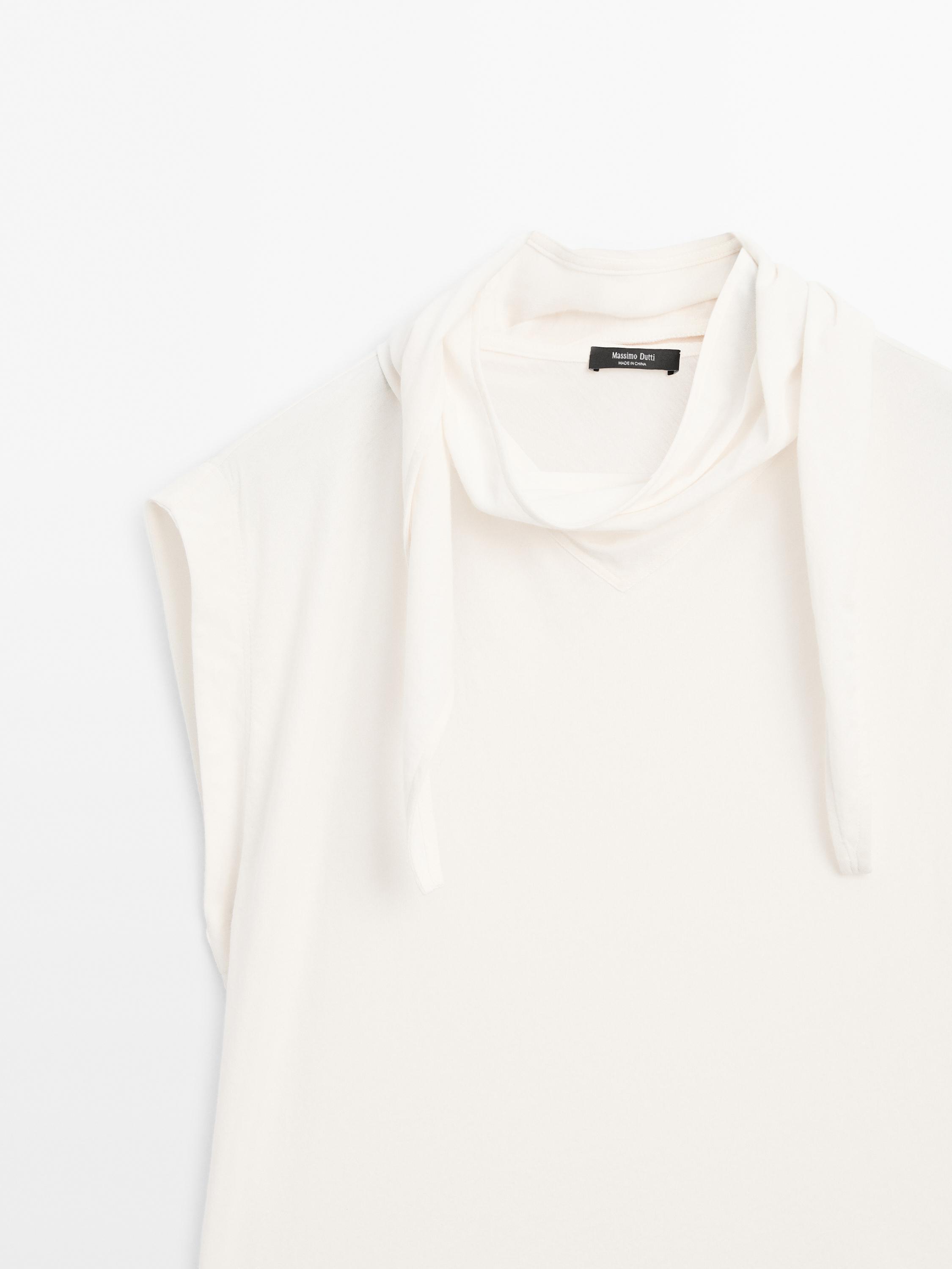 Top with tied neck detail