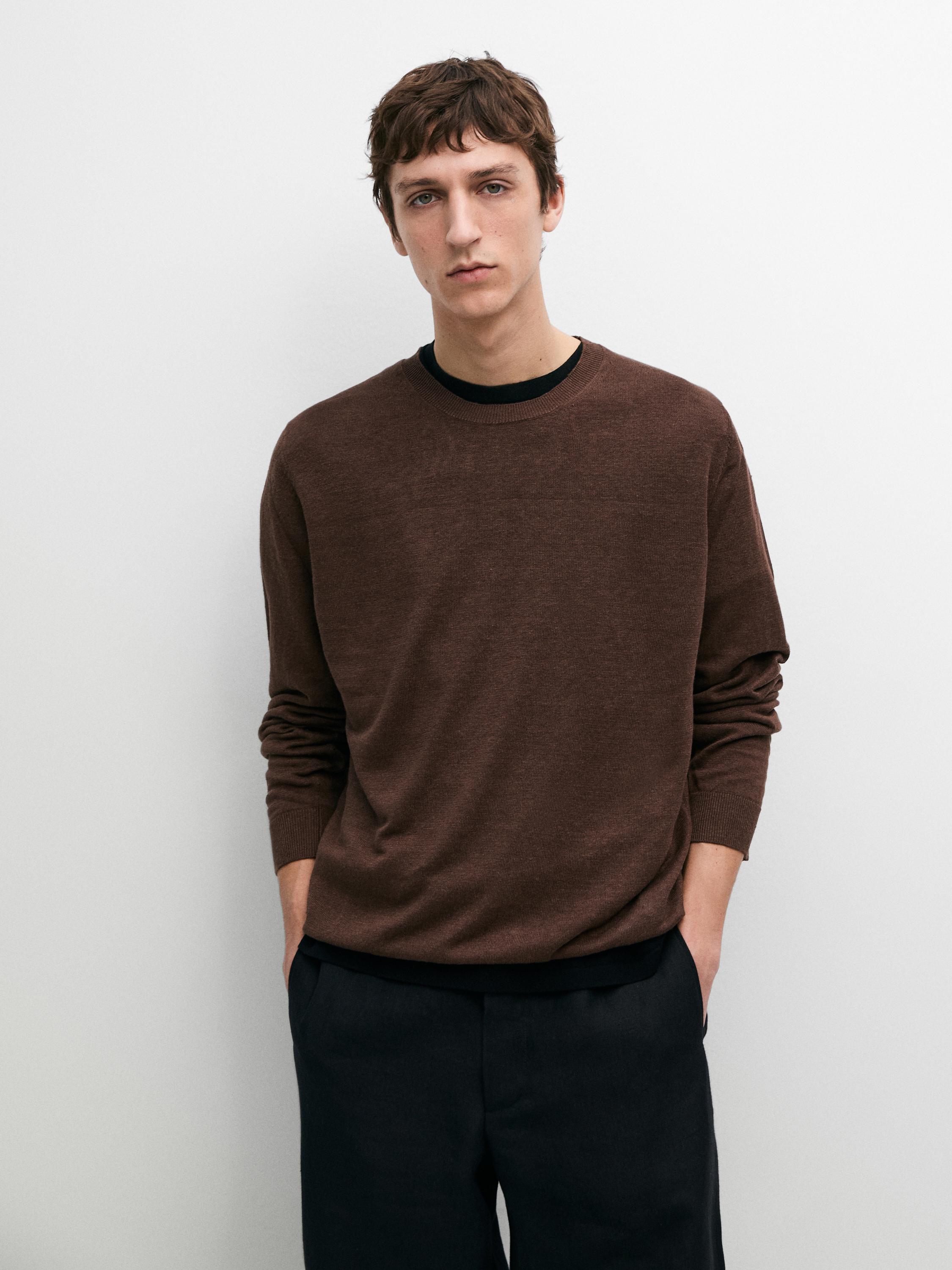 Puntuzko jertse marroi-gorrixka, lepo biribilekoa, eta praka ilunak.