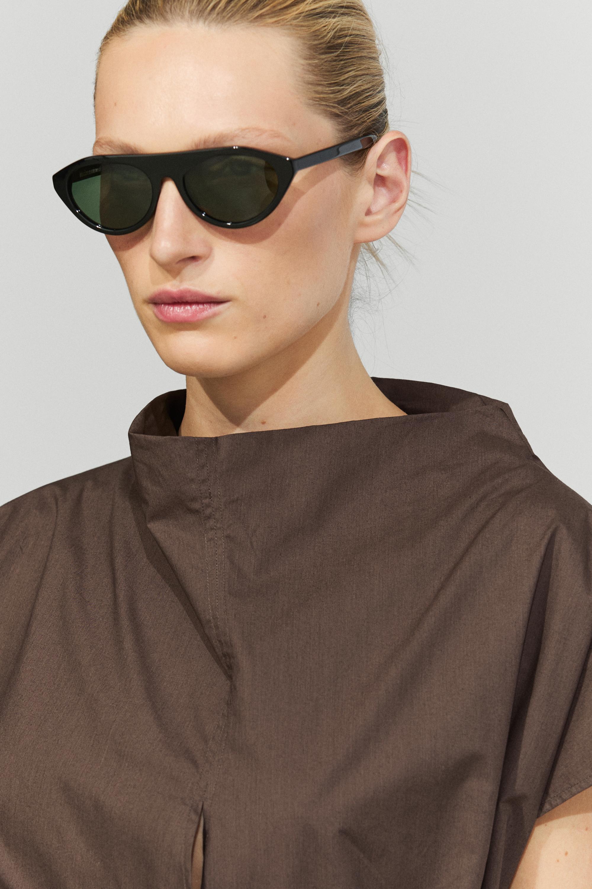 Oval sunglasses — BLACK