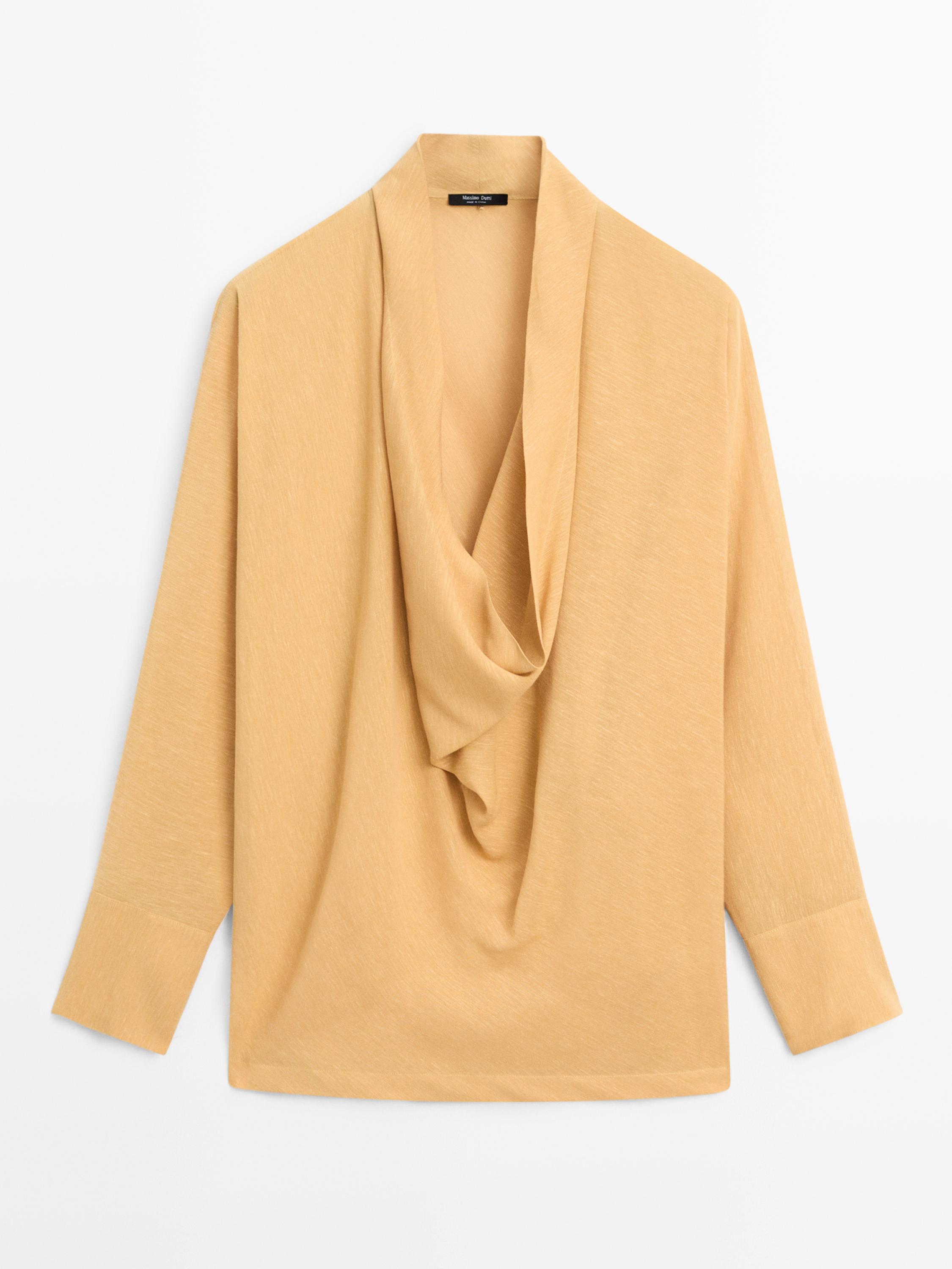 Vue de face d'un chemisier jaune moutarde avec un décolleté drapé et des manches longues.