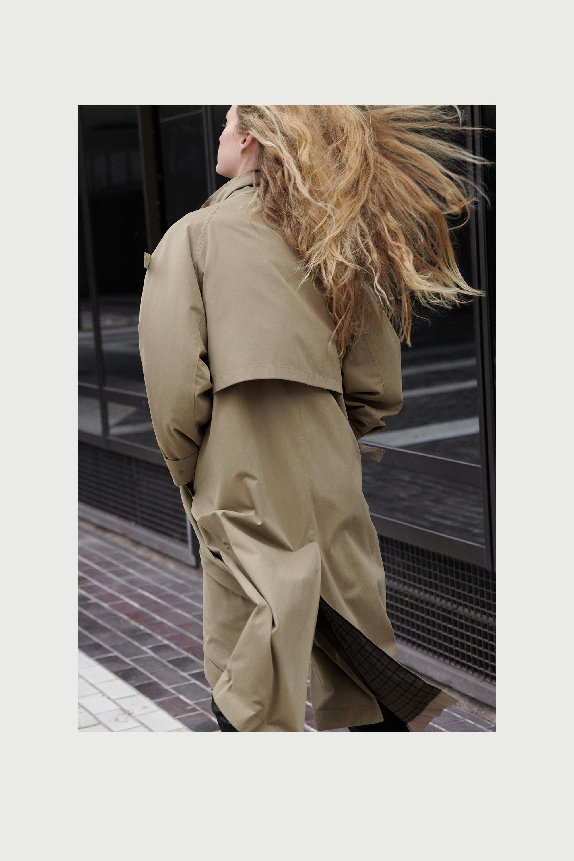 Long trench coat with buckle detail — Beige