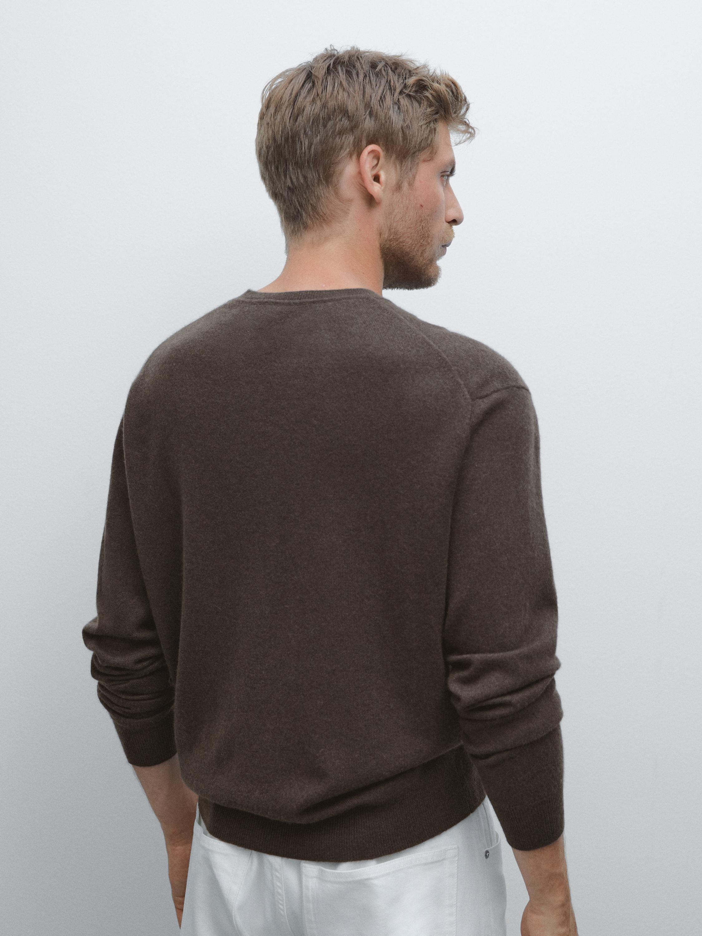 Cashmere knit sweater with a crew neck