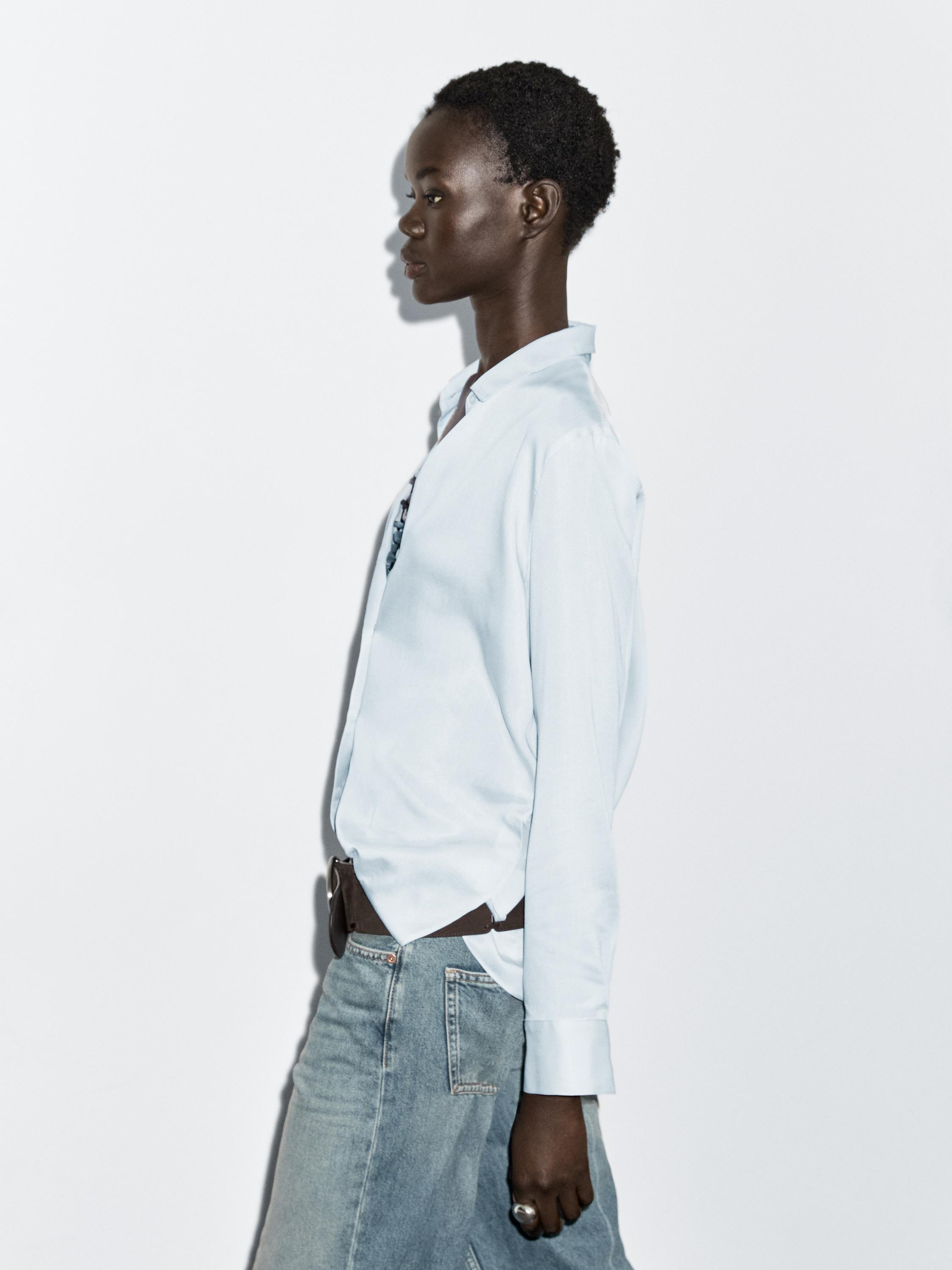 Flowing shirt with shirt collar