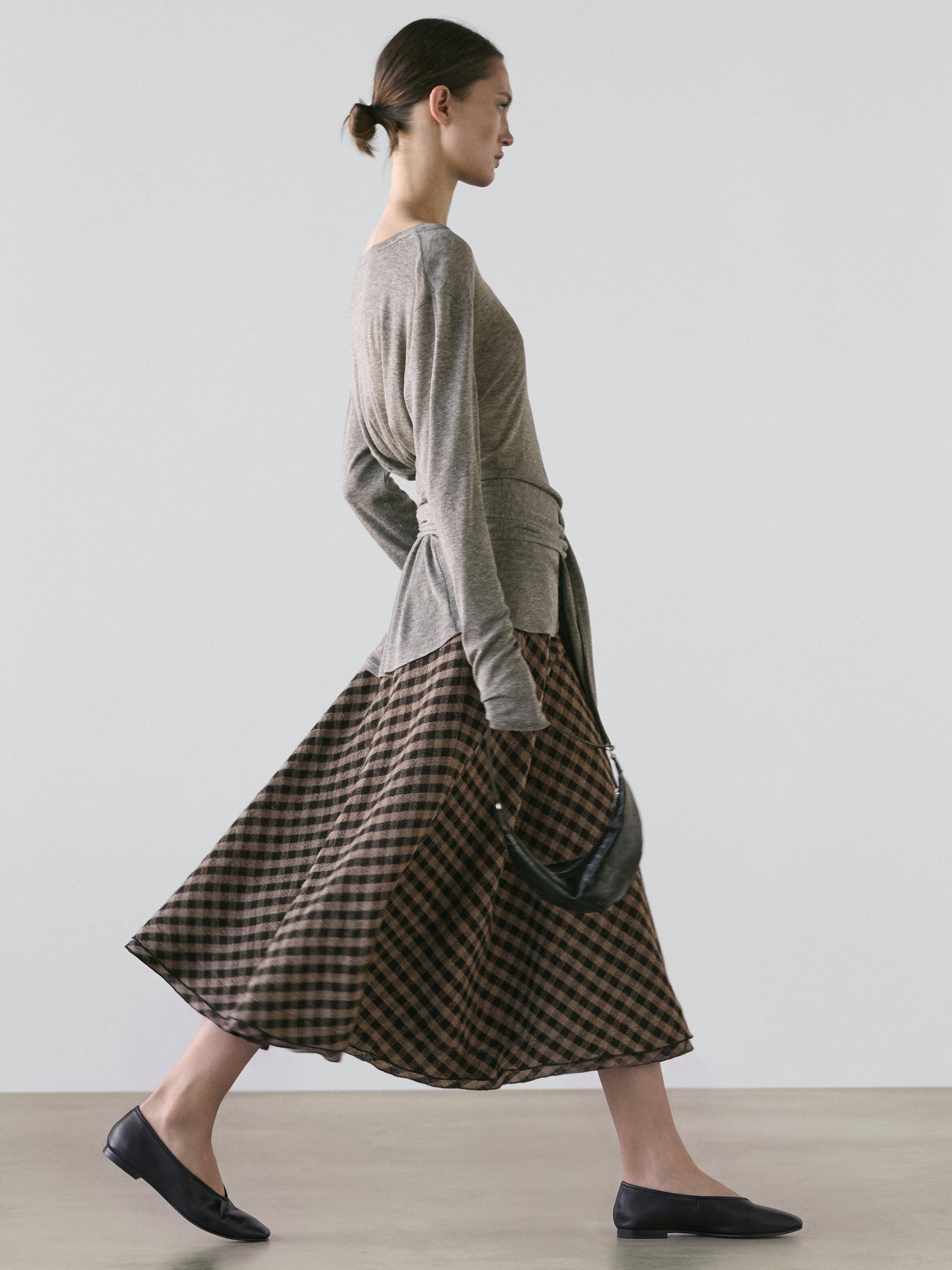 تنورة جرسية مفصلة بمربعات