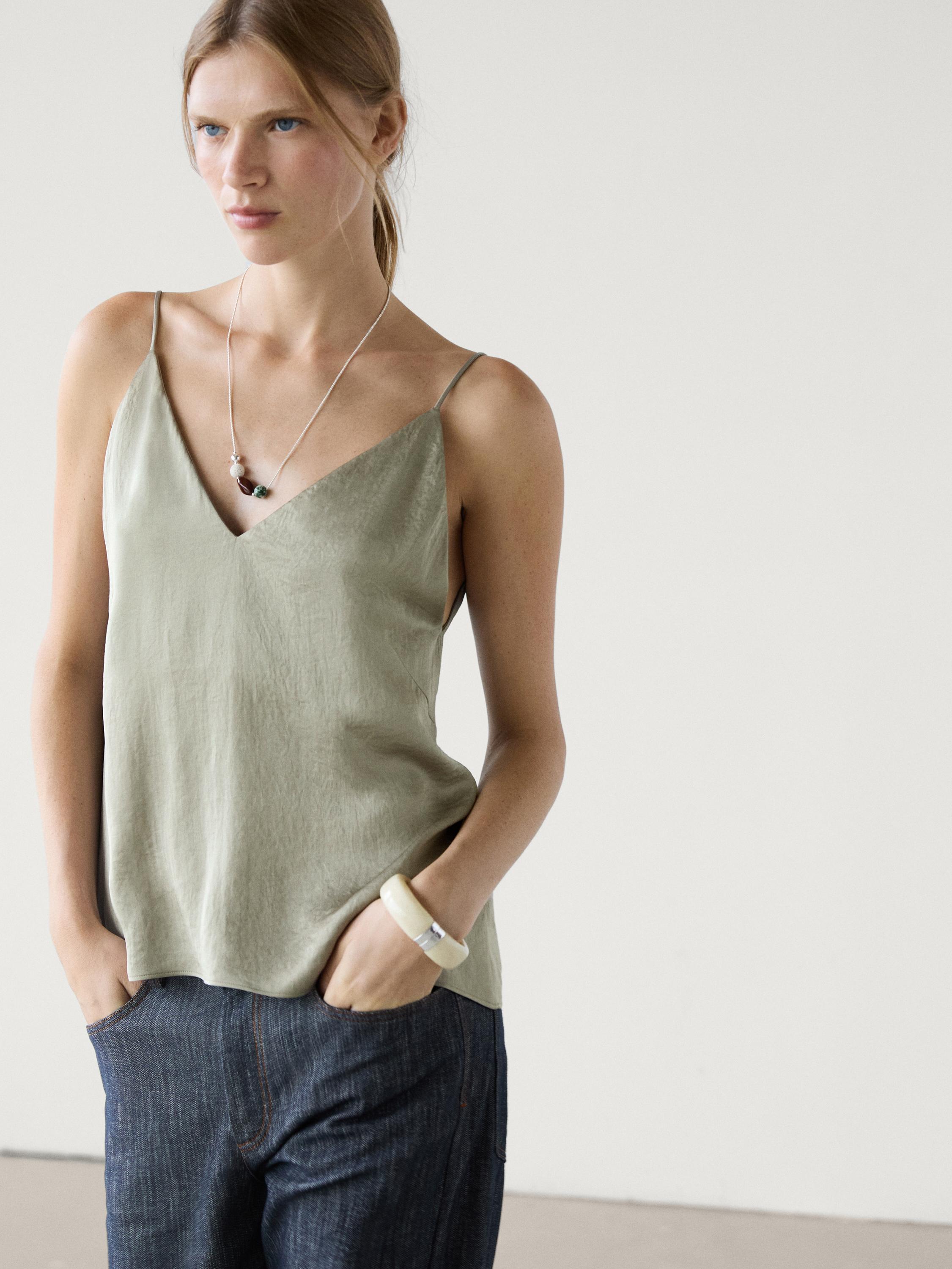 توب ساتان بفتحة عنق على شكل V من مجموعة من قطعتين