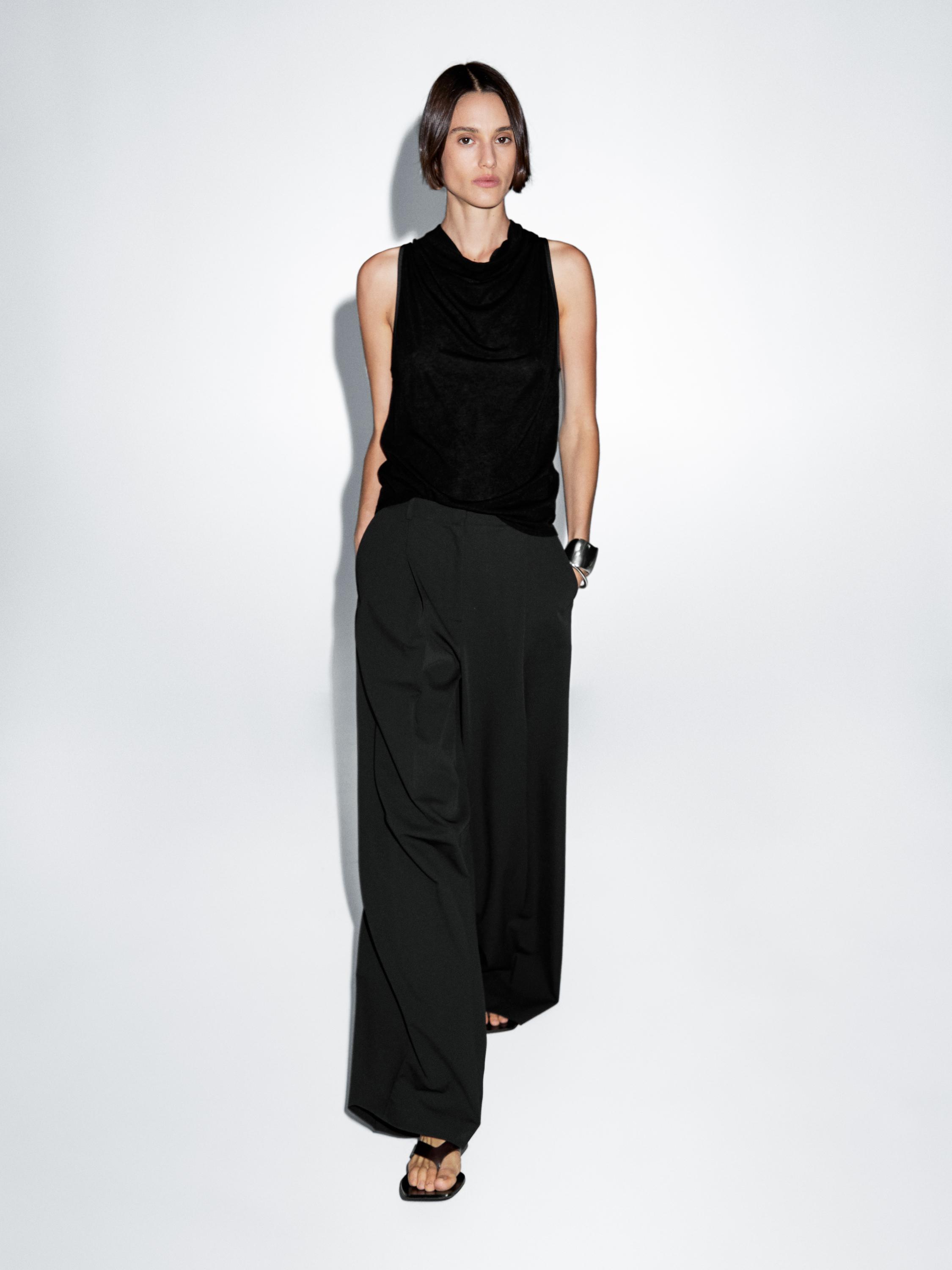 توب دون أكمام بفتحة عنق ملتفة