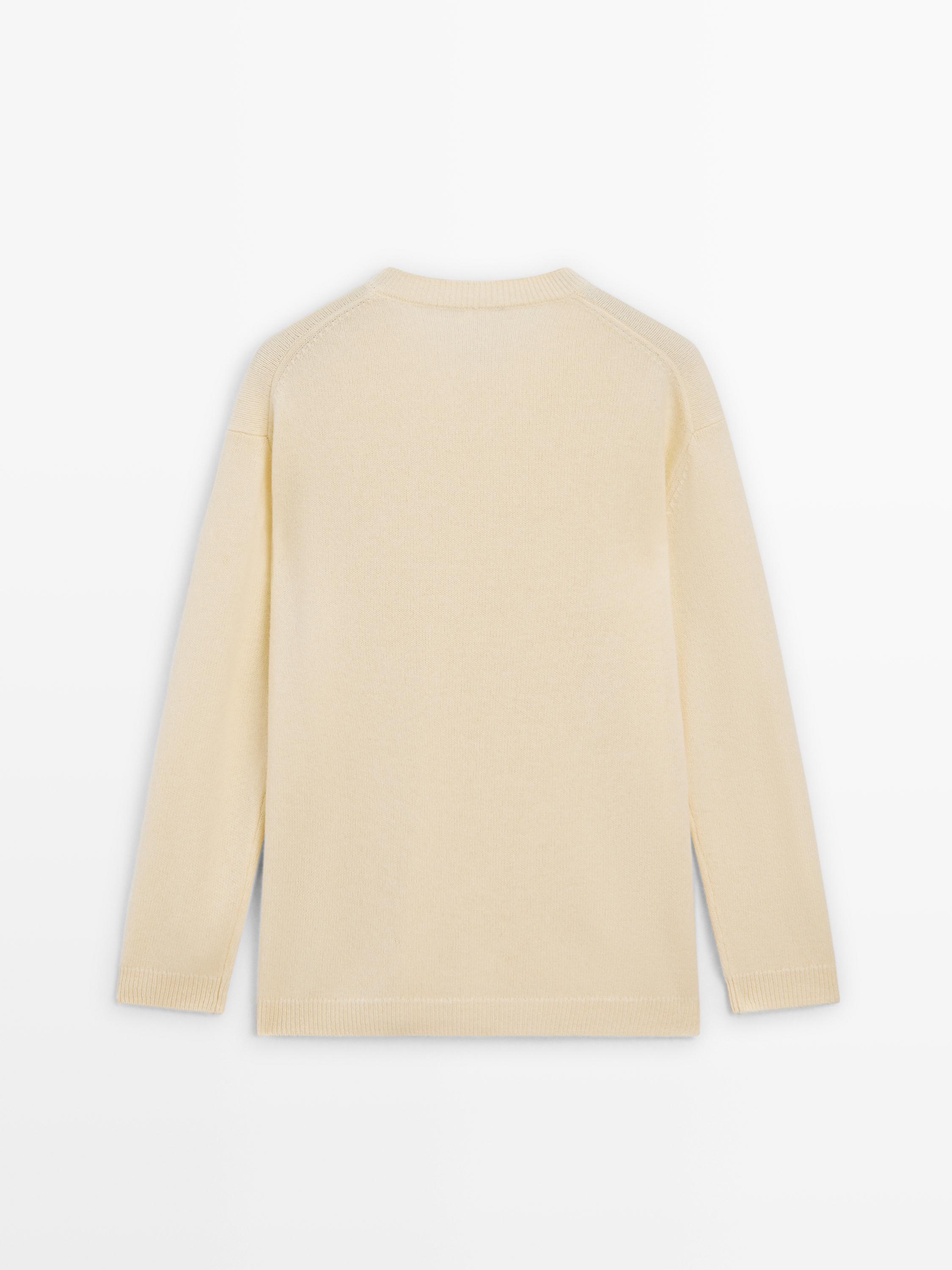 Oversize V-neck knit sweater