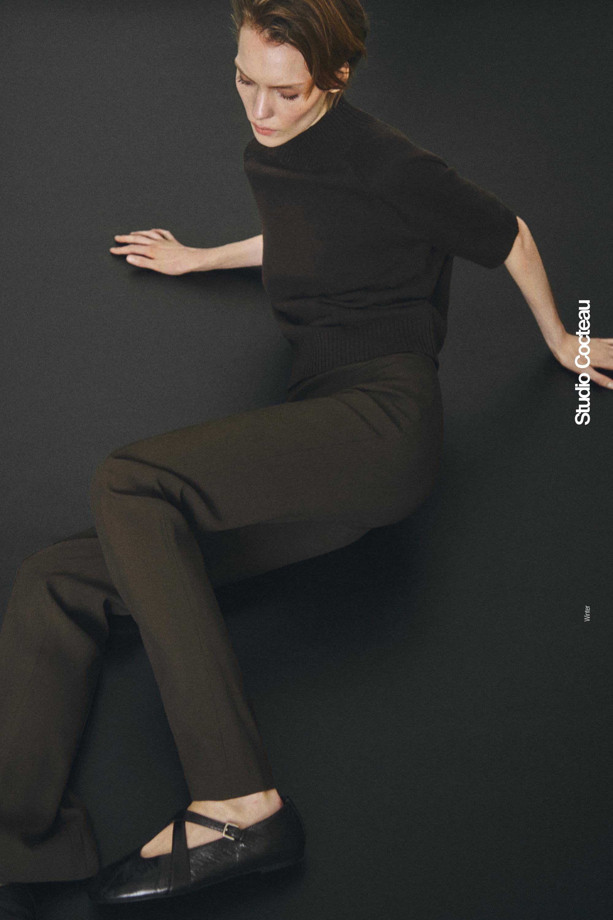 Braunes Hosen-Set im Flare-Fit mit Taschen und braunem Kurzarmpullover. Sichtbarer Text: "Studio Cocteau".