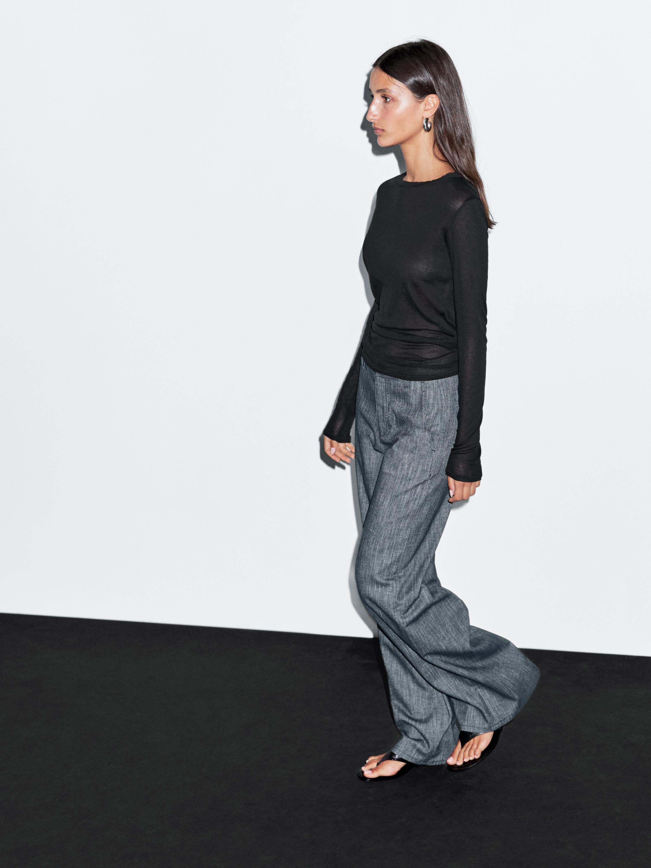 Lightweight t-shirt with collar detail