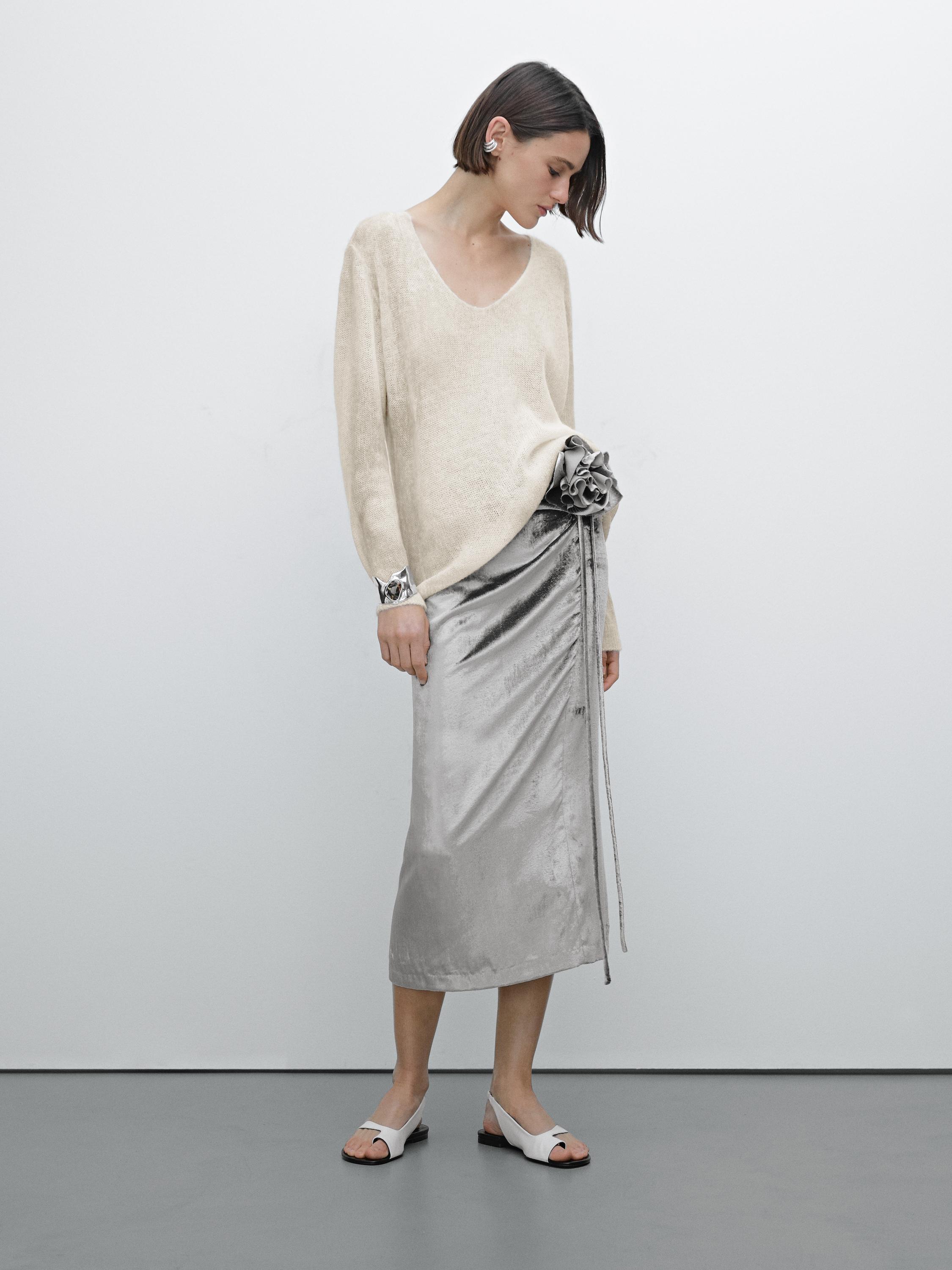 Aksamitna spódnica średniej długości w kwiaty – Studio