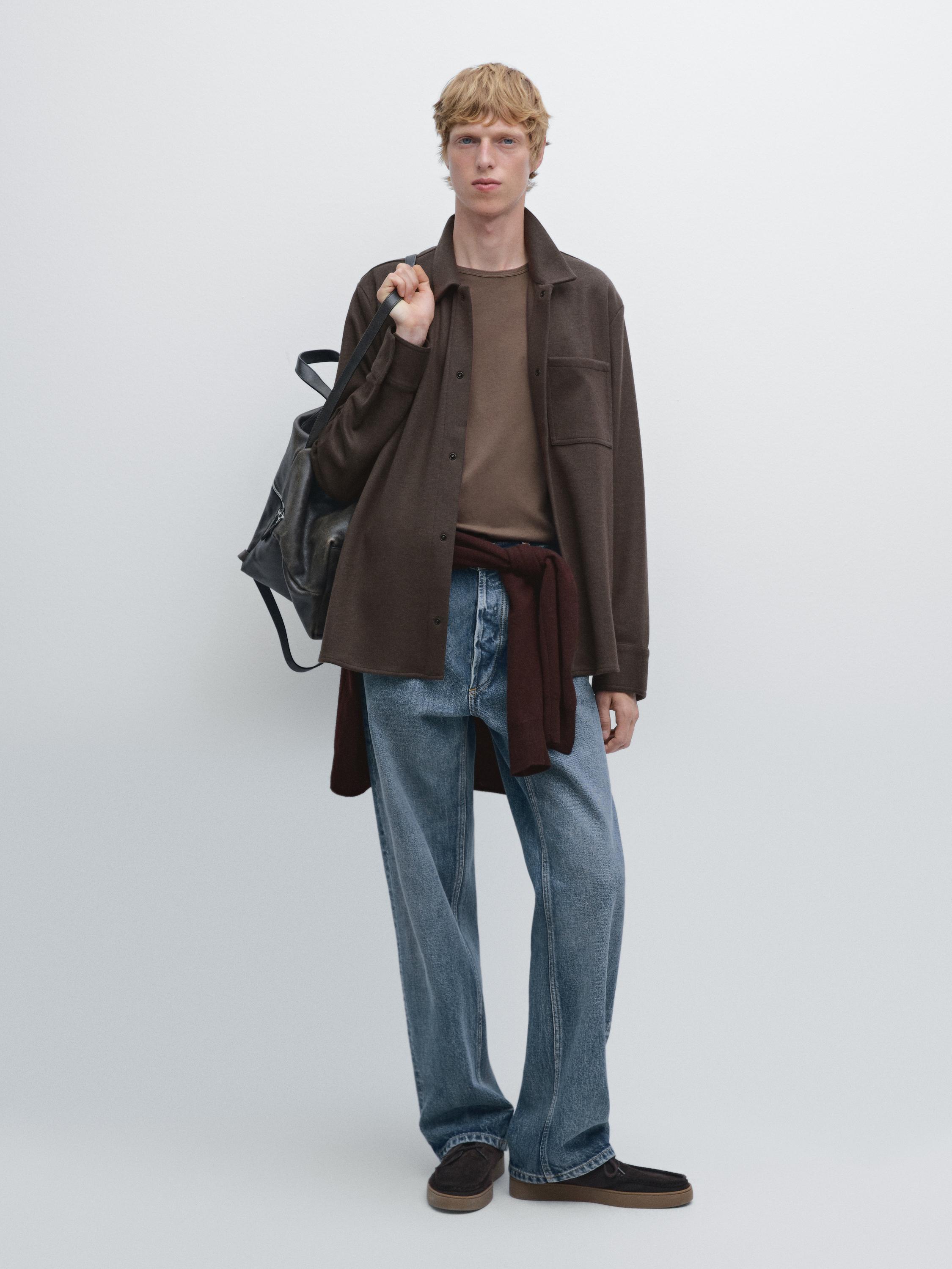 Gaineko alkandora, presio-botoiekin, poltsikoaren xehetasunarekin