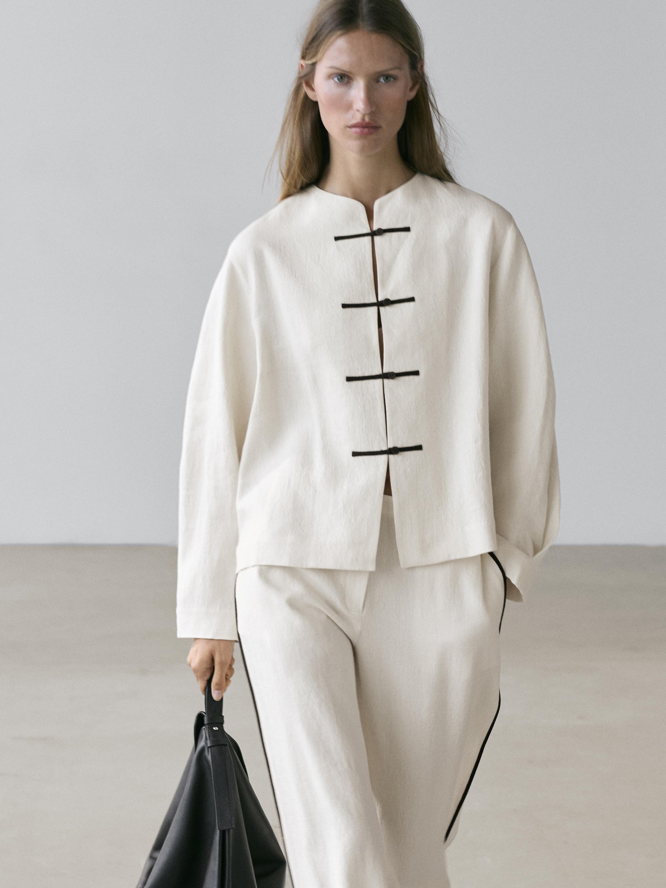 Σύνολο από ακατέργαστο πουκάμισο με σκούρες λεπτομέρειες κουμπιών και ασορτί παντελόνι με σκούρα πλαϊνή επένδυση.