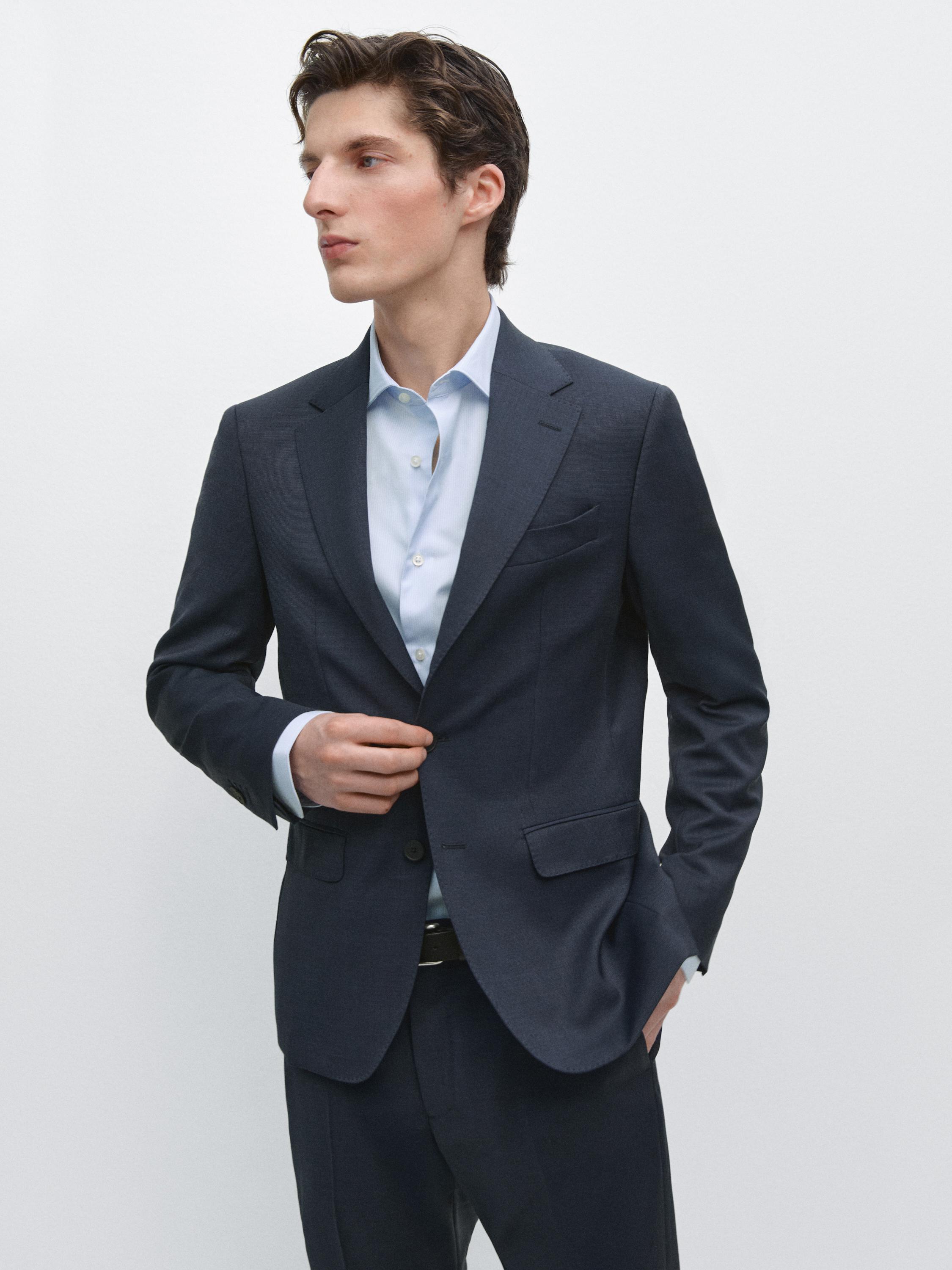 Σετ με μπλε σακάκι με πέτο με εγκοπή και τσέπες με καπάκι, συνδυασμένο με γαλάζιο πουκάμισο.