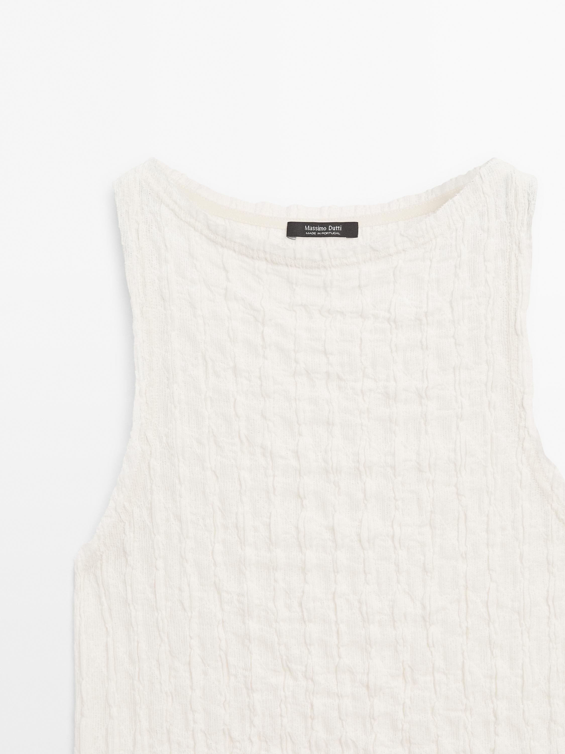 טופ מתערובת כותנה עם כיווצים