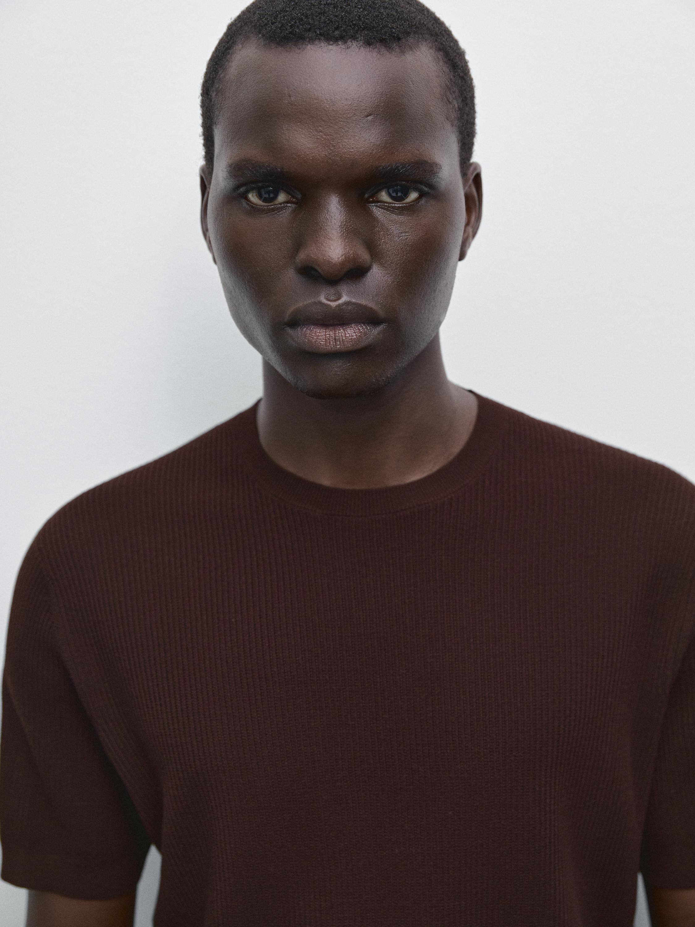 تيشرت بحياكة بارزة الملمس وأكمام قصيرة