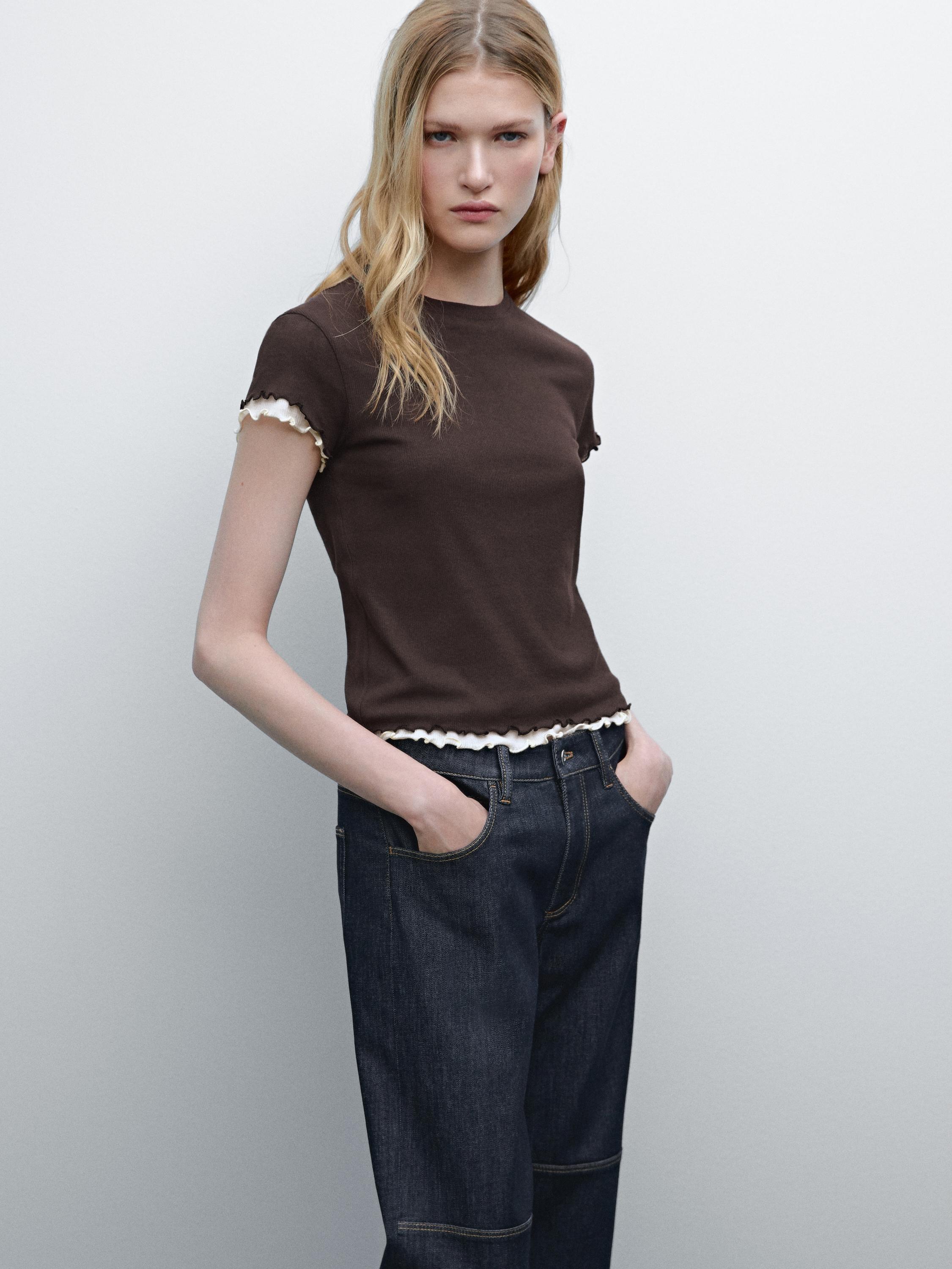 Camiseta doble detalle ribetes onduladas