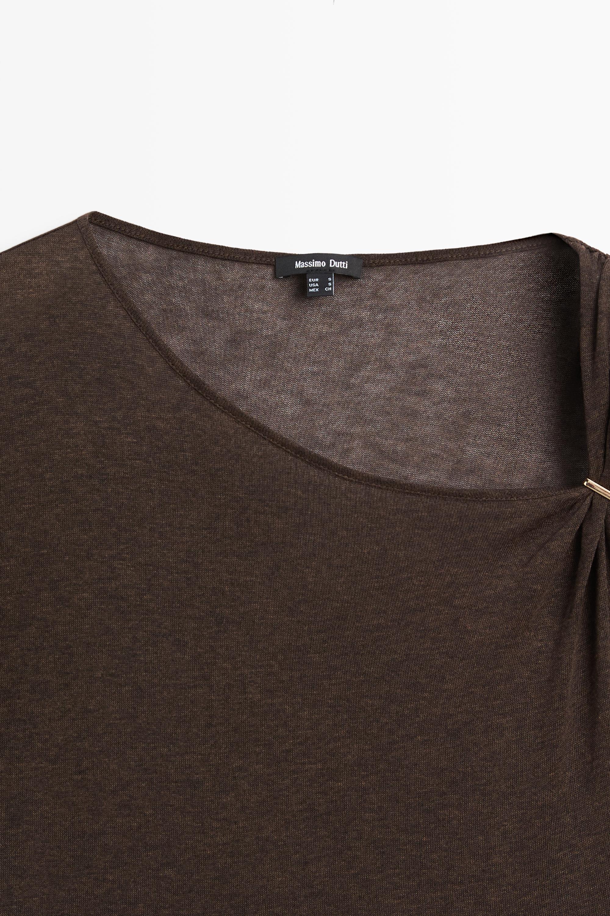 Asymmetric drop sleeve fluid top — BROWN MARL