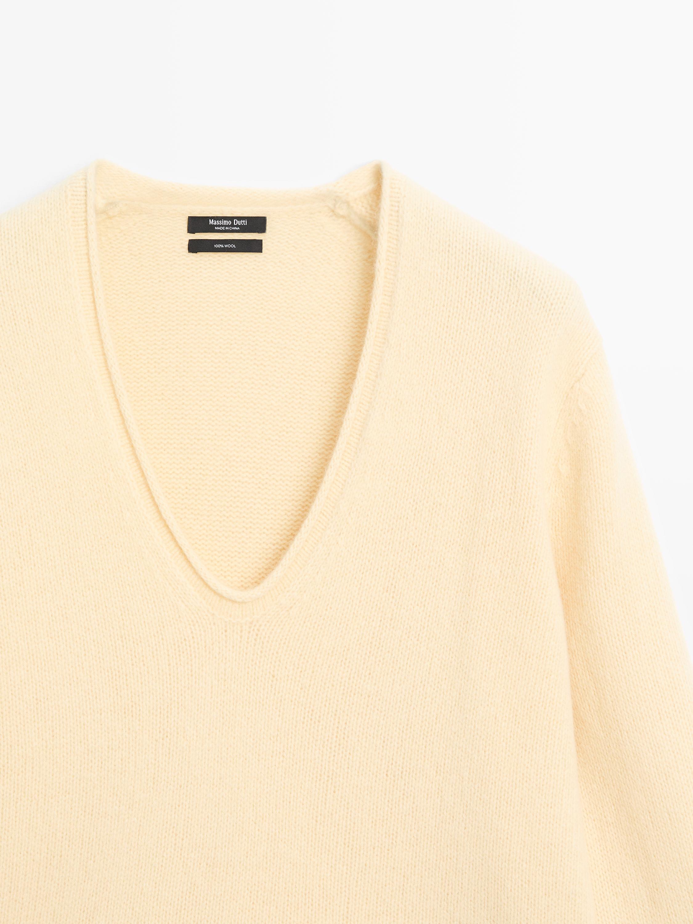 100% wool V-neck knit sweater