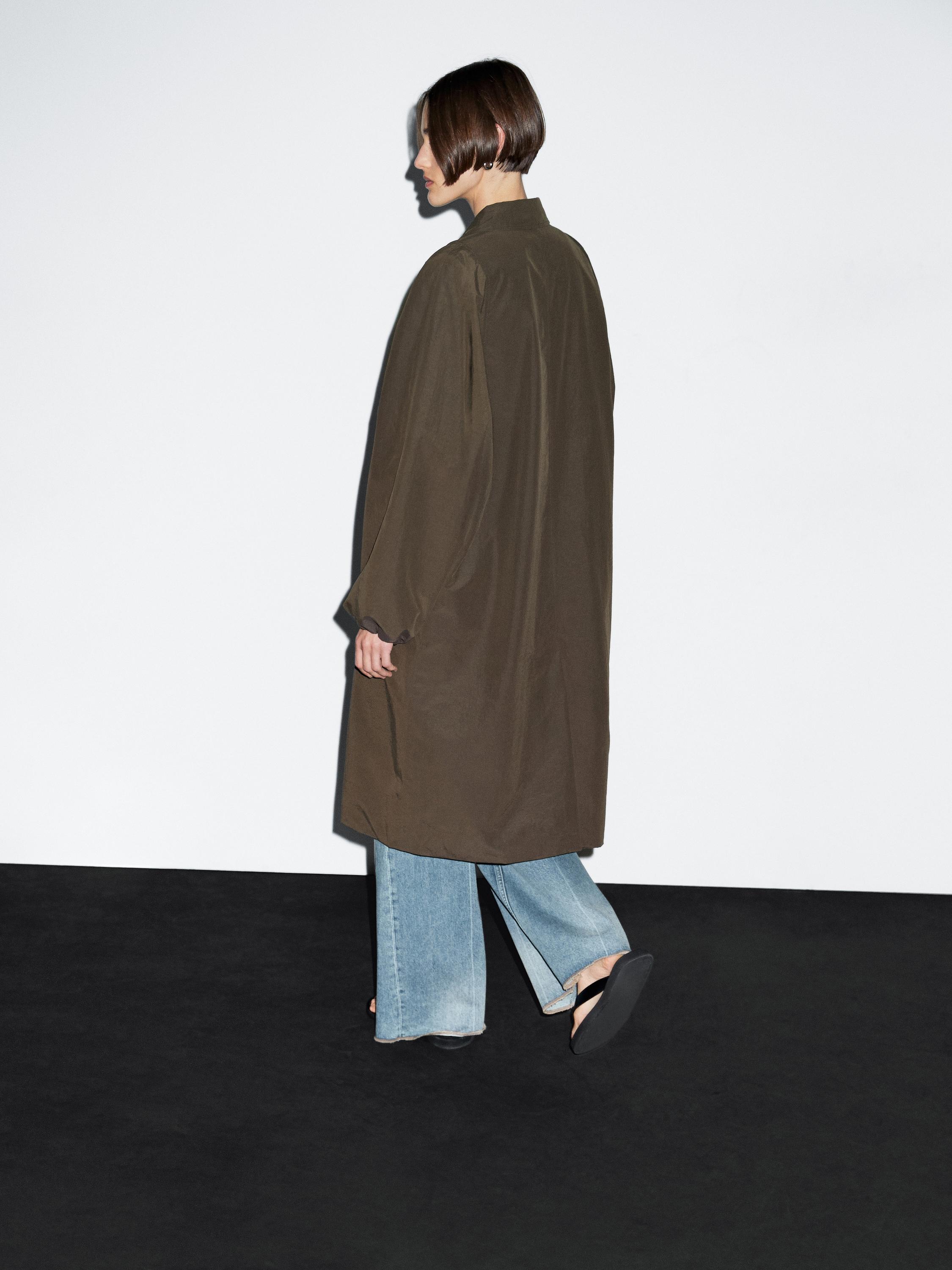 Trenčkot z funkčnej látky s detailom gombíkmi