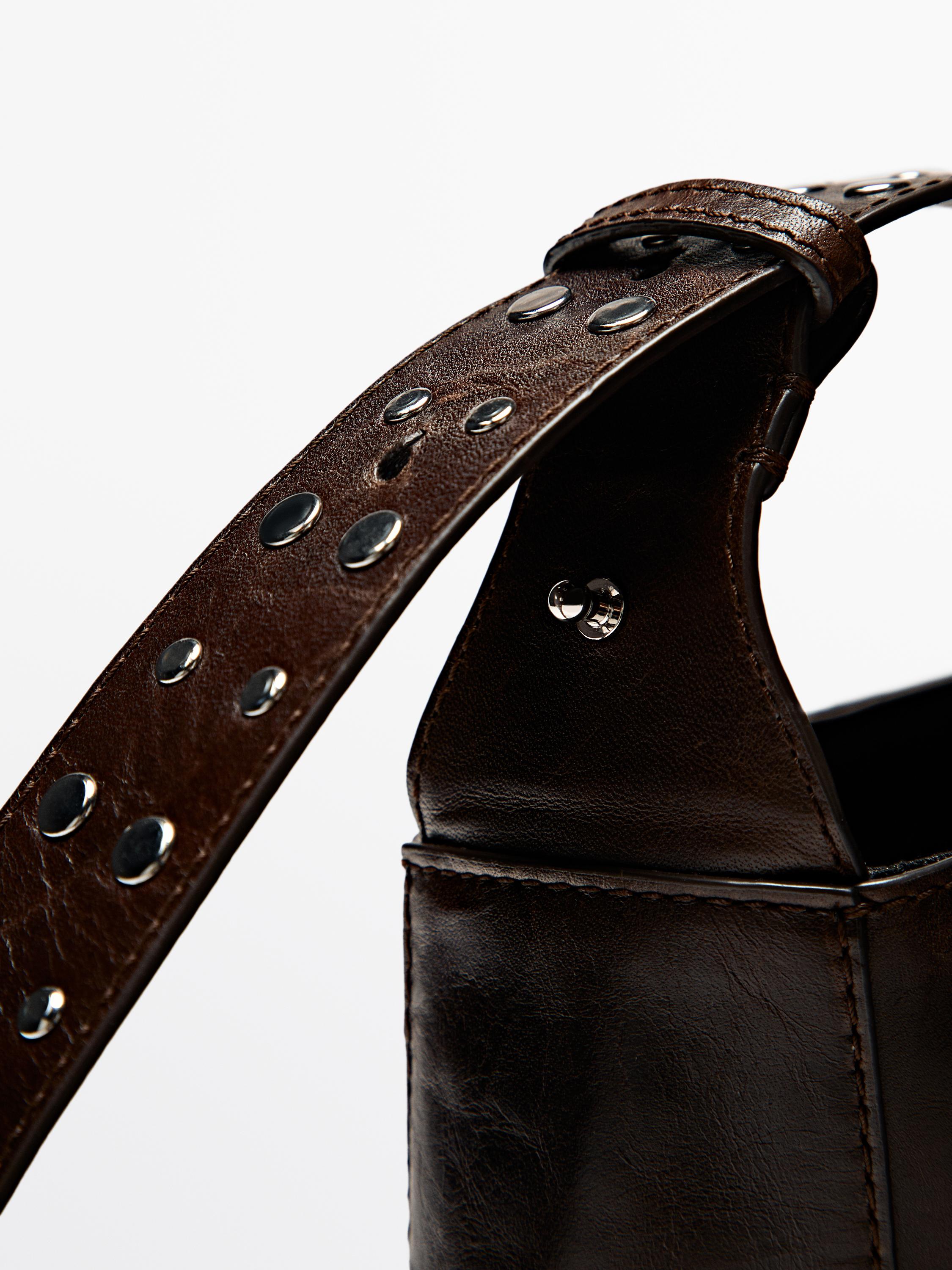 Torebka bucket ze skóry nappa z ćwiekami