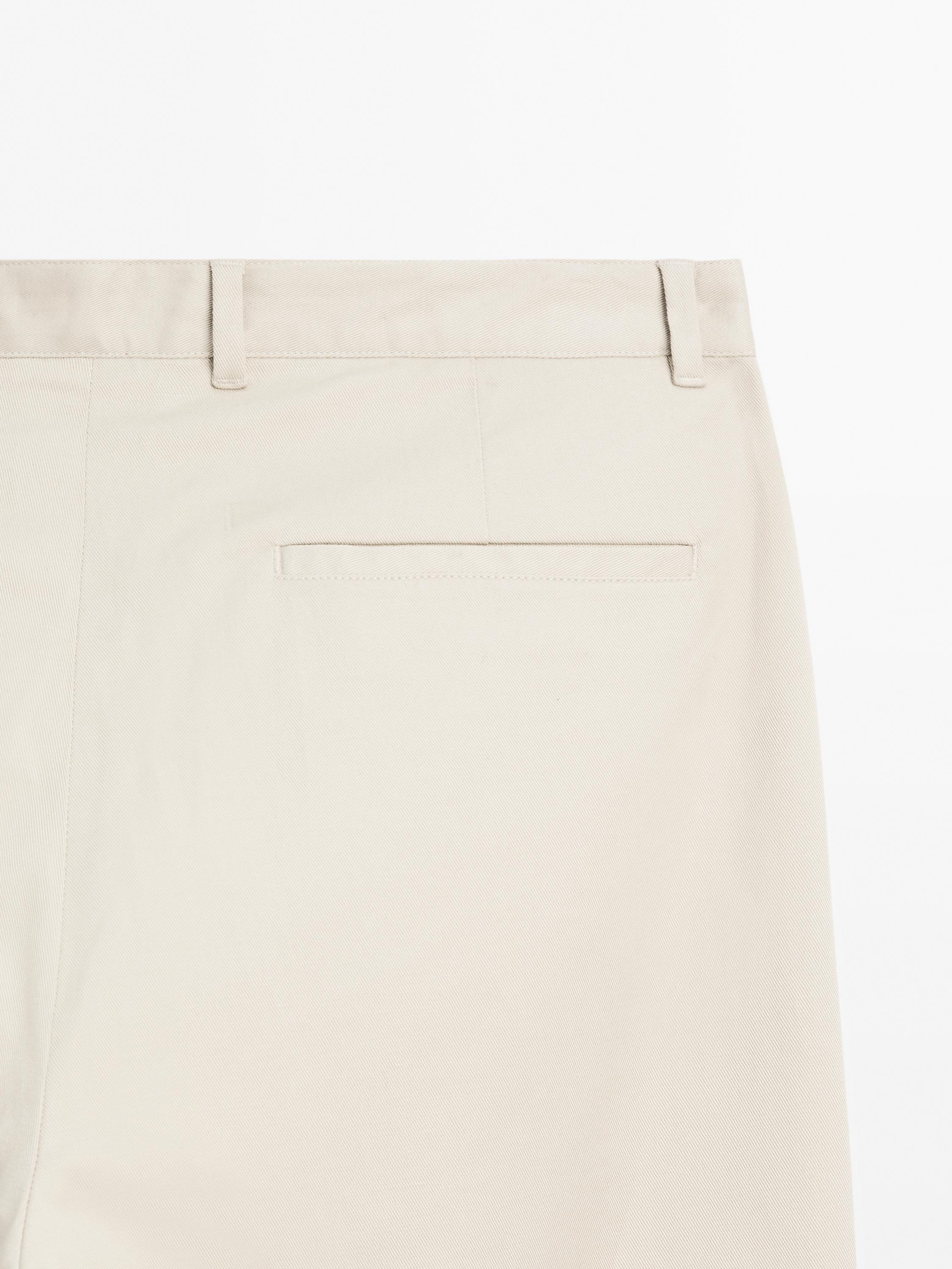 Pantalón straight fit detalle pinza