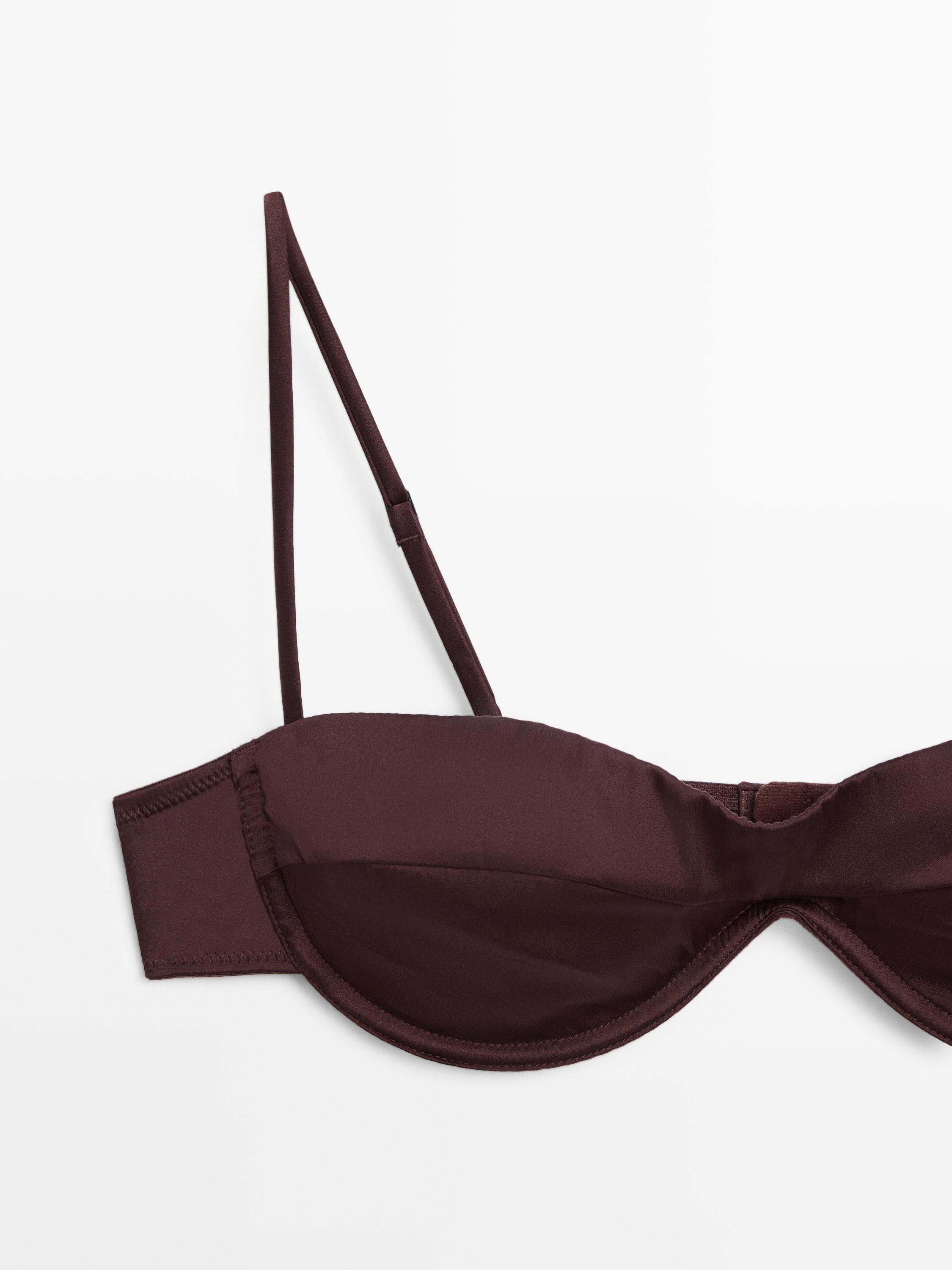 "Detalle de sostén bandeau marrón con aro y pliegues, vista de la copa y tirante ajustable."