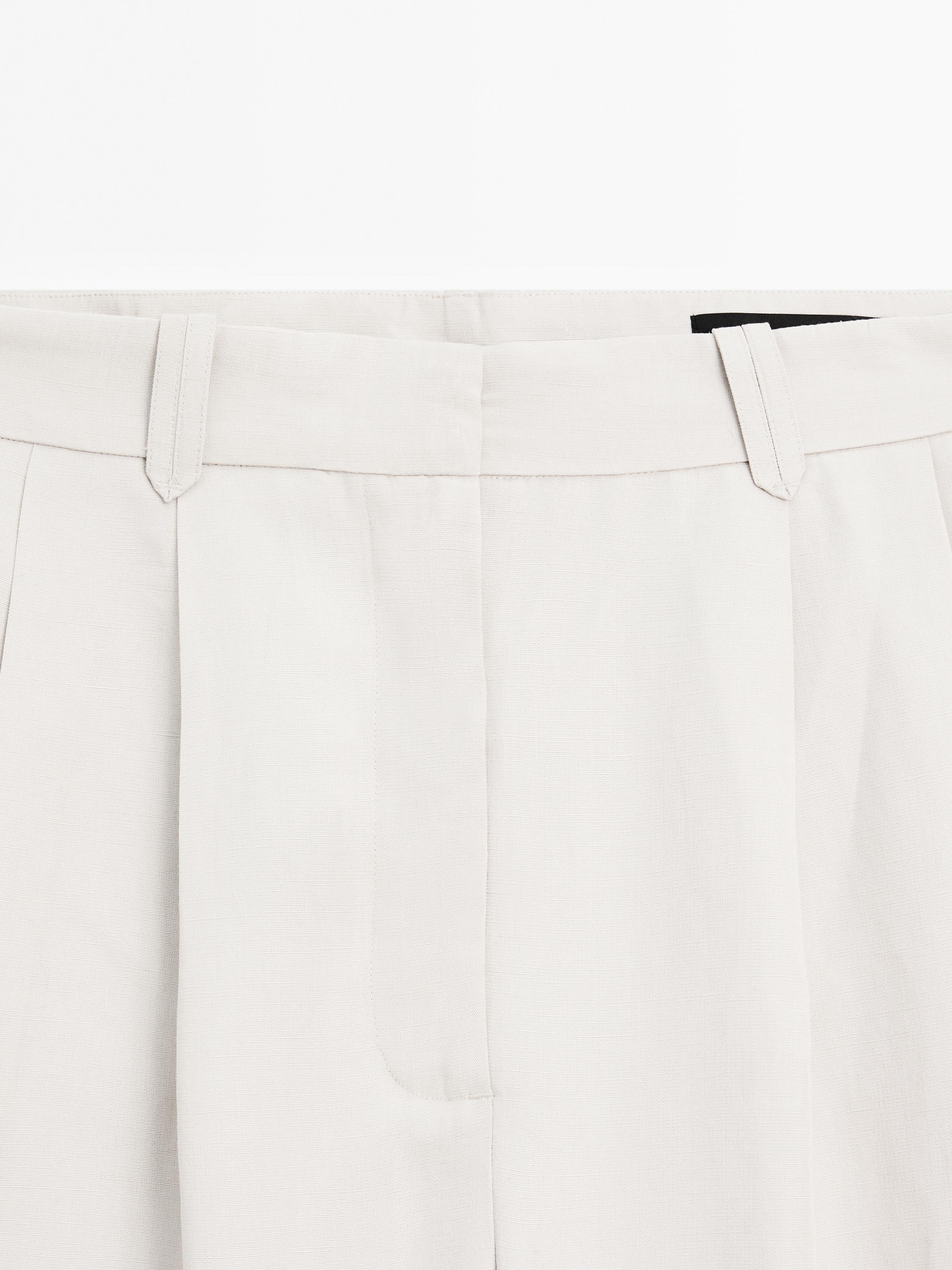 Pleated Bermuda shorts