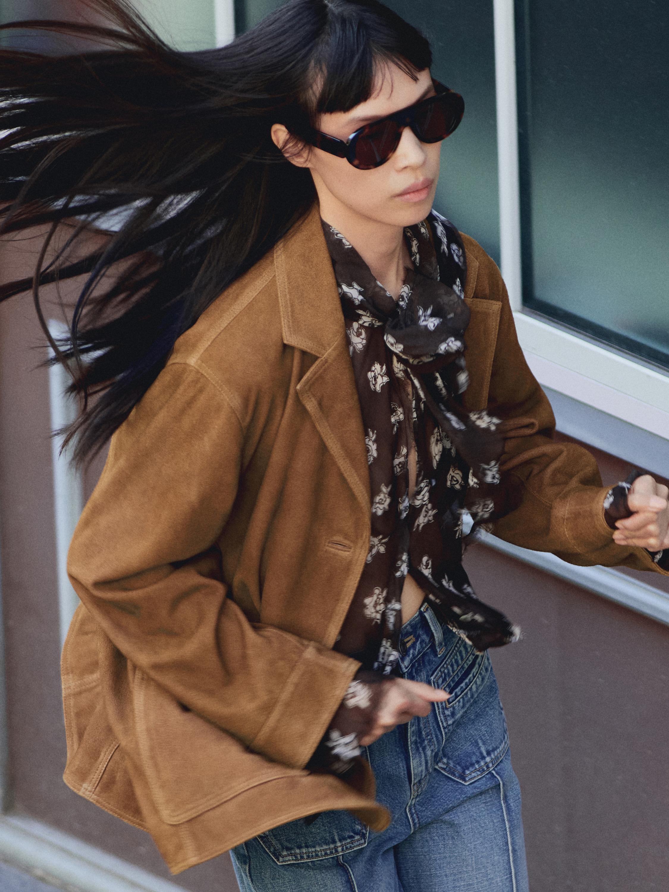 Flowing shirt with scarf collar