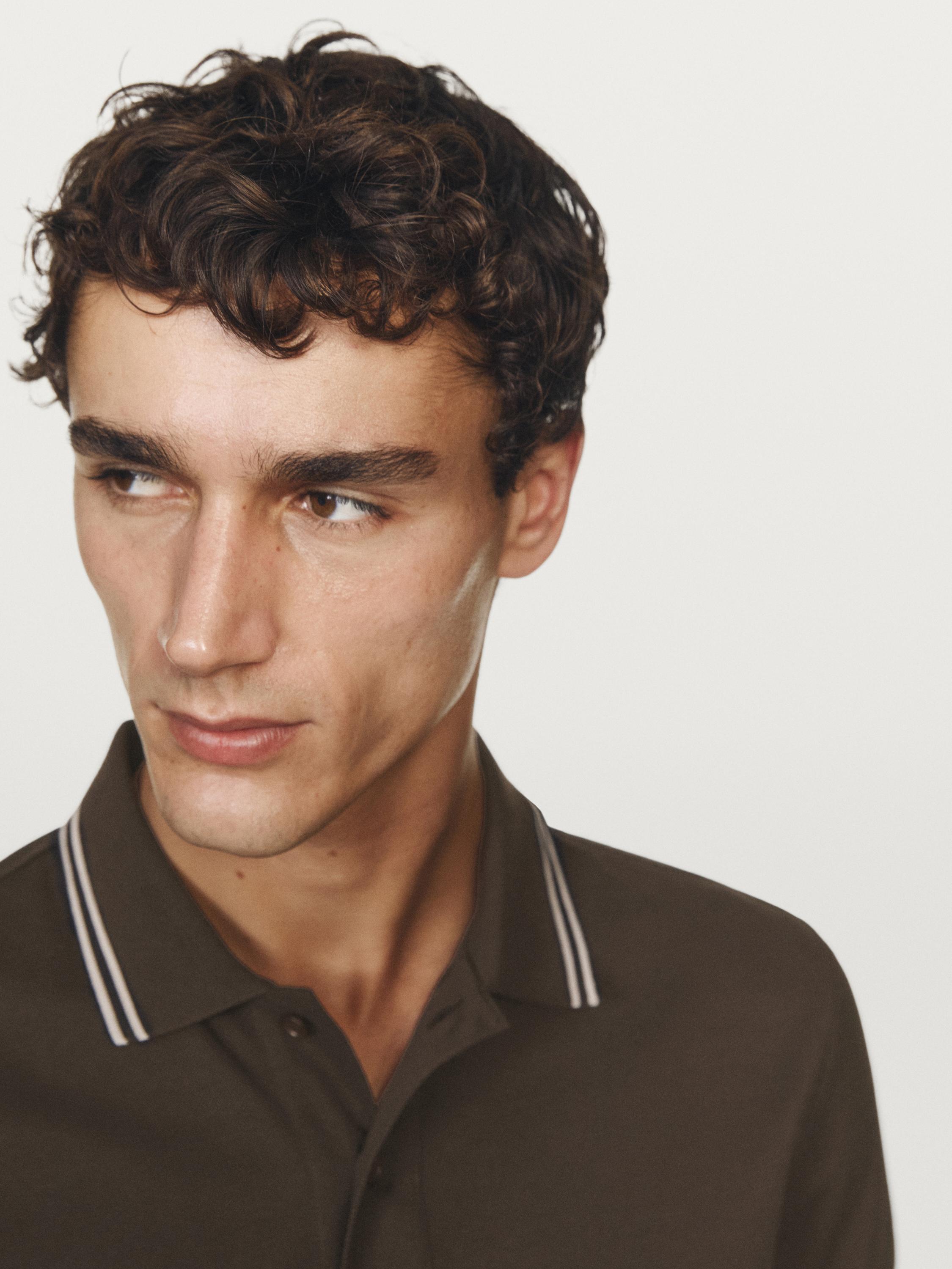 Short sleeve polo shirt with contrast detail — Chocolate