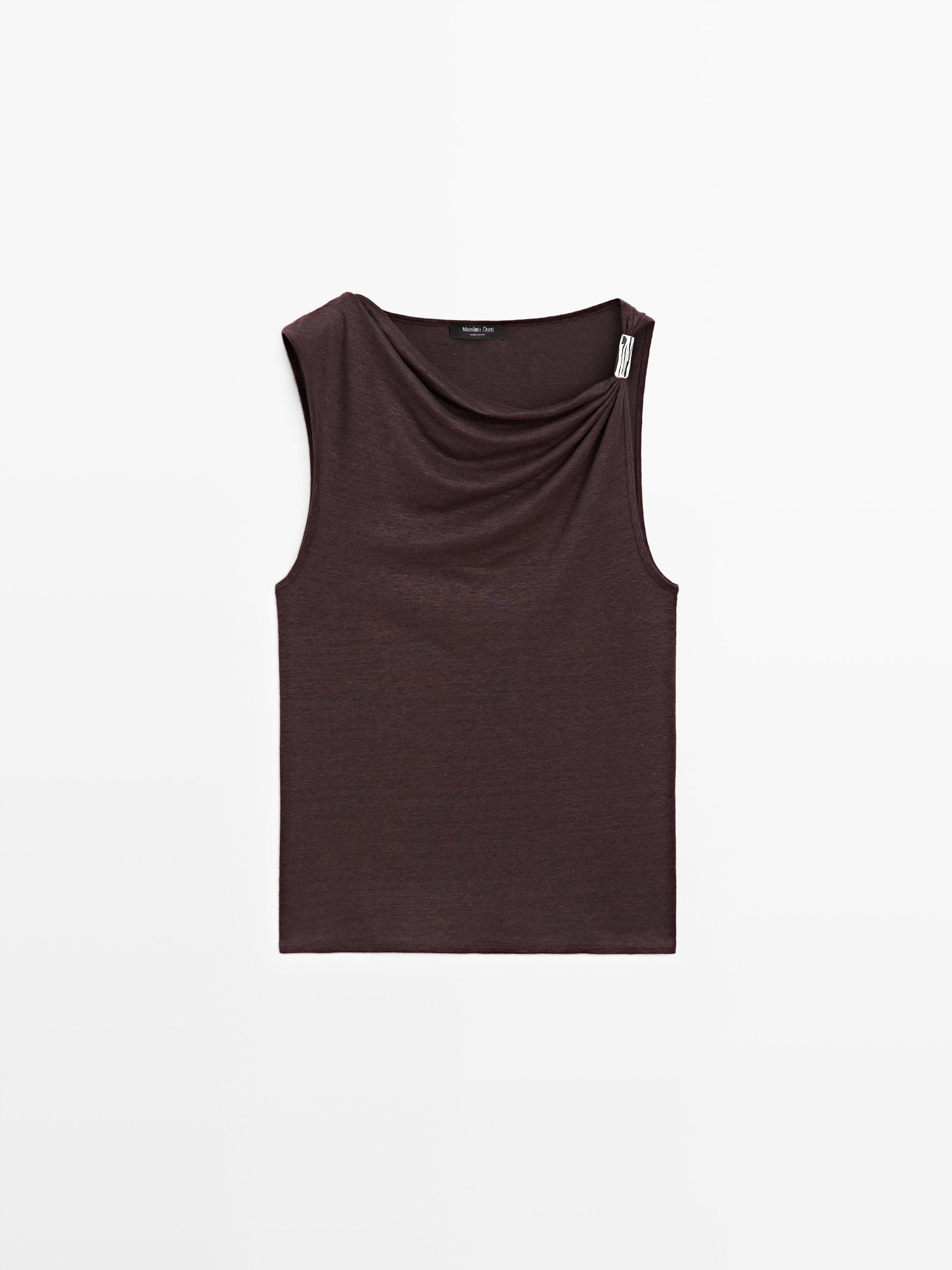 Top met gedrapeerde hals en juweeldetail