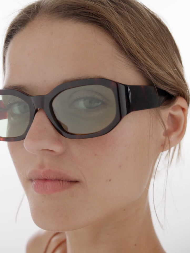 Petites lunettes de soleil allongées