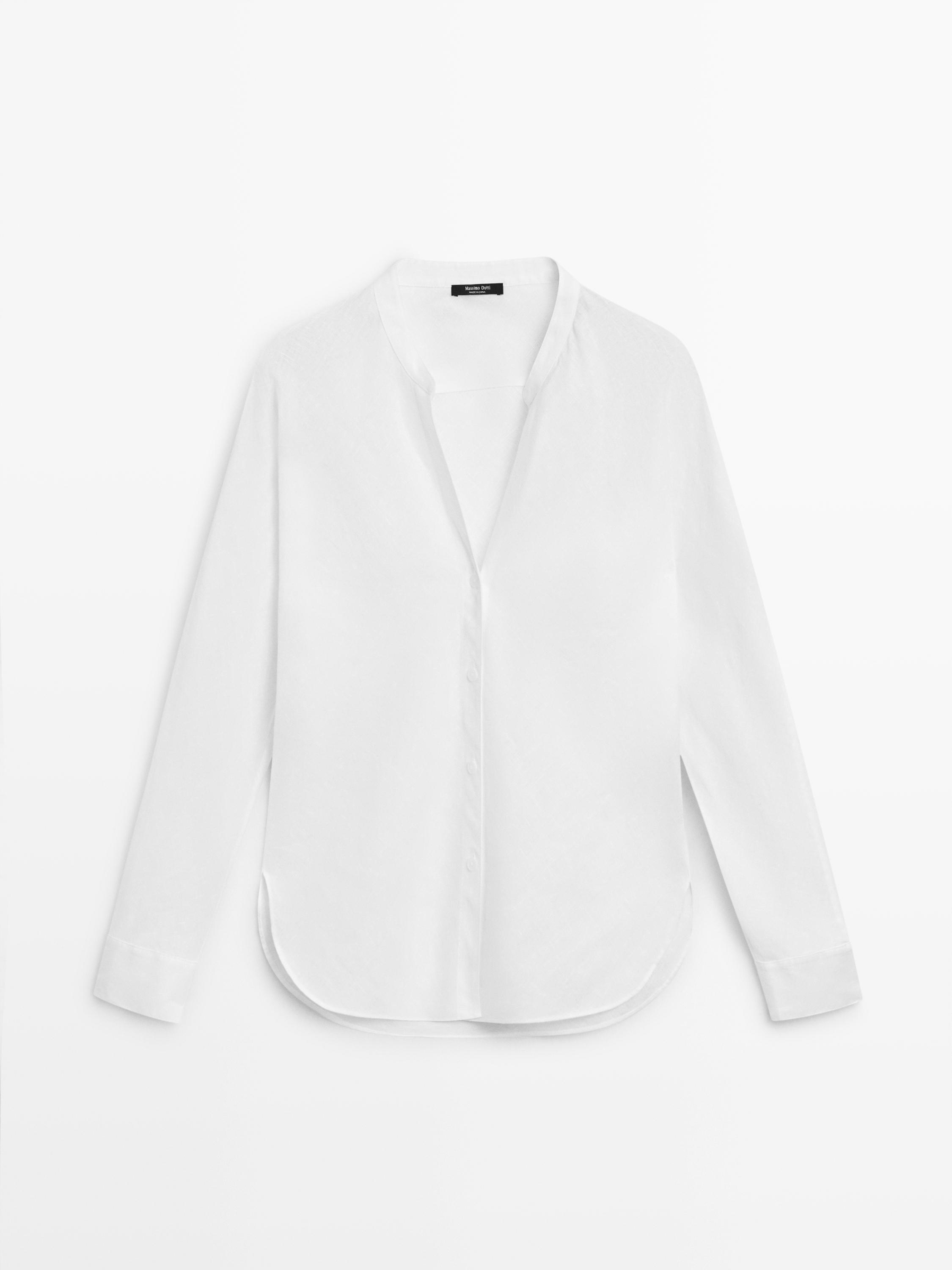 Vista frontal de camisa blanca con cuello mao, botonadura central y dobladillo redondeado.