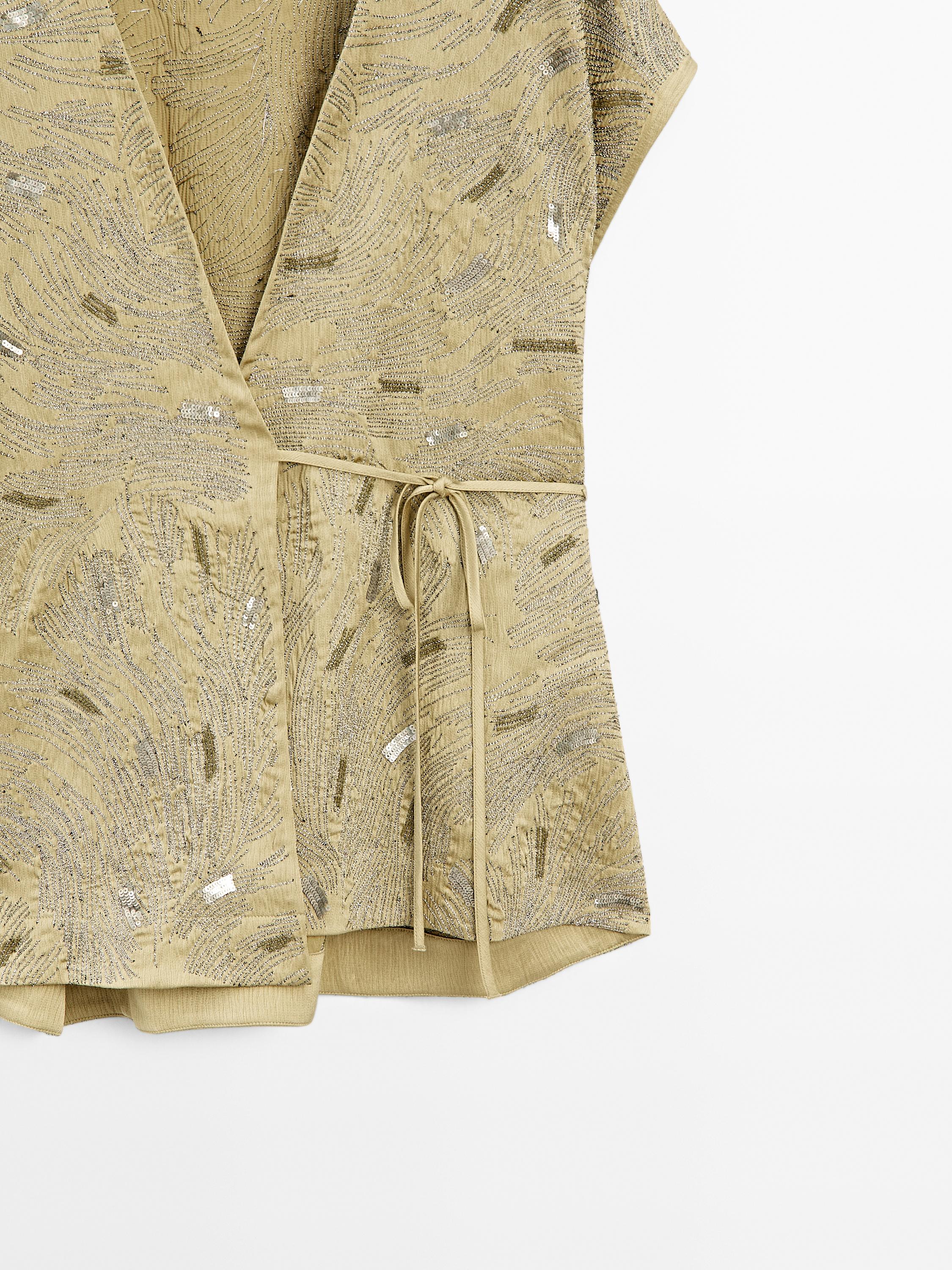 Short sleeveless kimono with embroidered detail